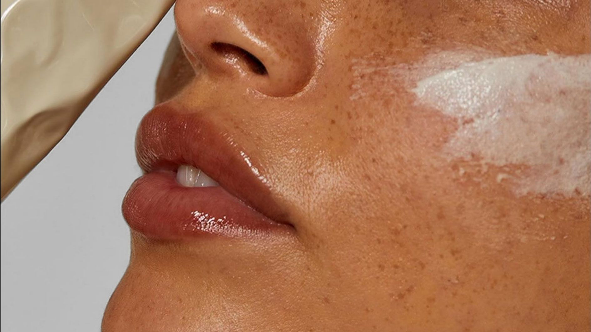 Milch-Toner versorgen die Haut nicht nur mit Feuchtigkeit – schön glänzen tut sie nach dem Auftragen auch.