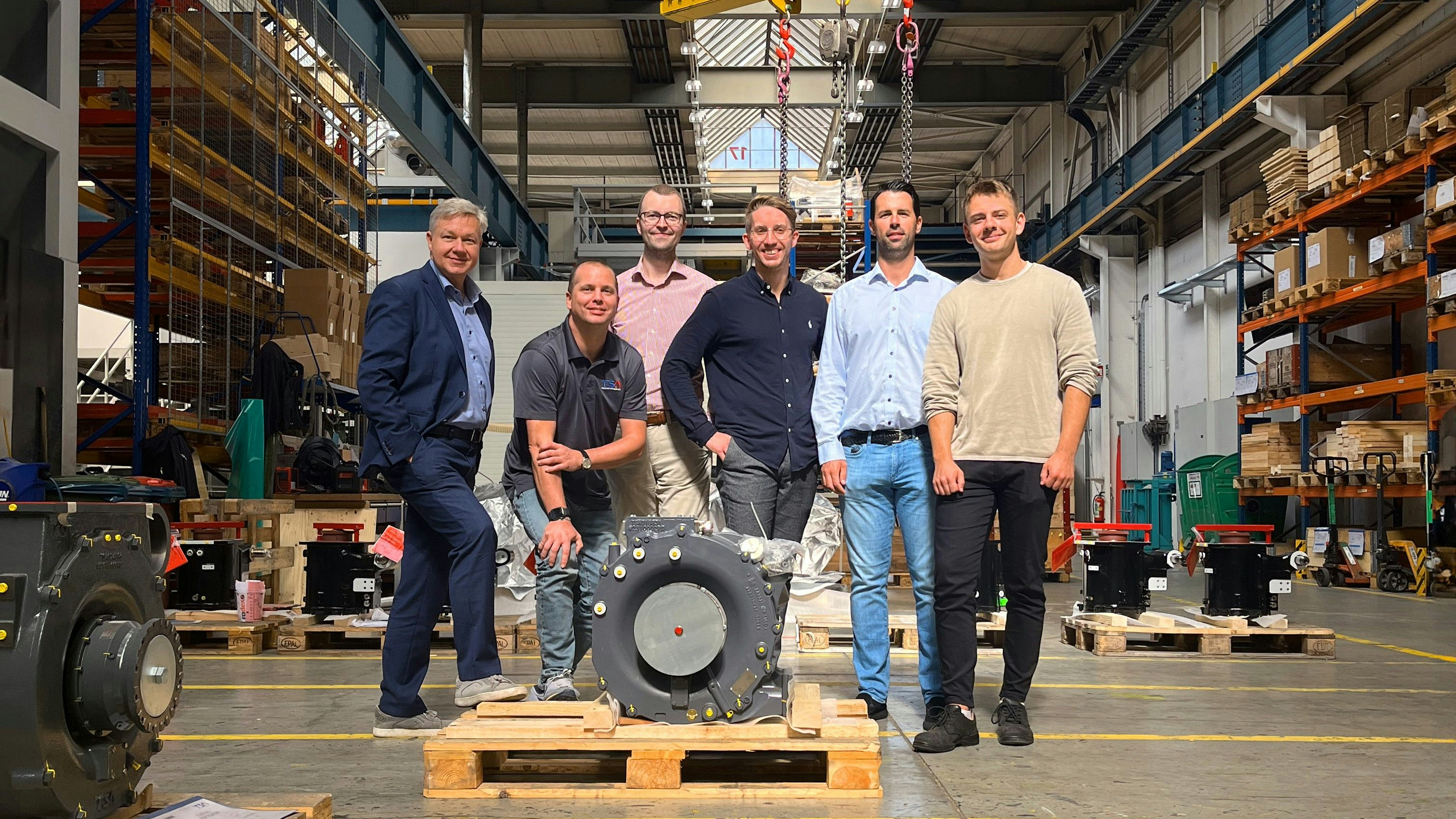 Robert Tencl (l.) mit einem Team der Traktionssysteme Austria (TSA) hinter einem X-Wagen Motor, wie er etwa bei den Wiener Linien im Einsatz ist.