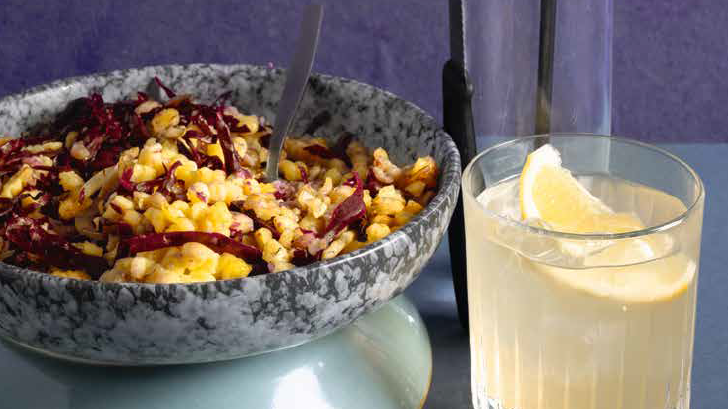 Die Wrenkh-Brüder haben fürs Foto fermentiertes Rotkraut genommen, weil das gerade im Kühlschrank stand. Traditionell nimmt man Sauerkraut aus Weißkraut.
