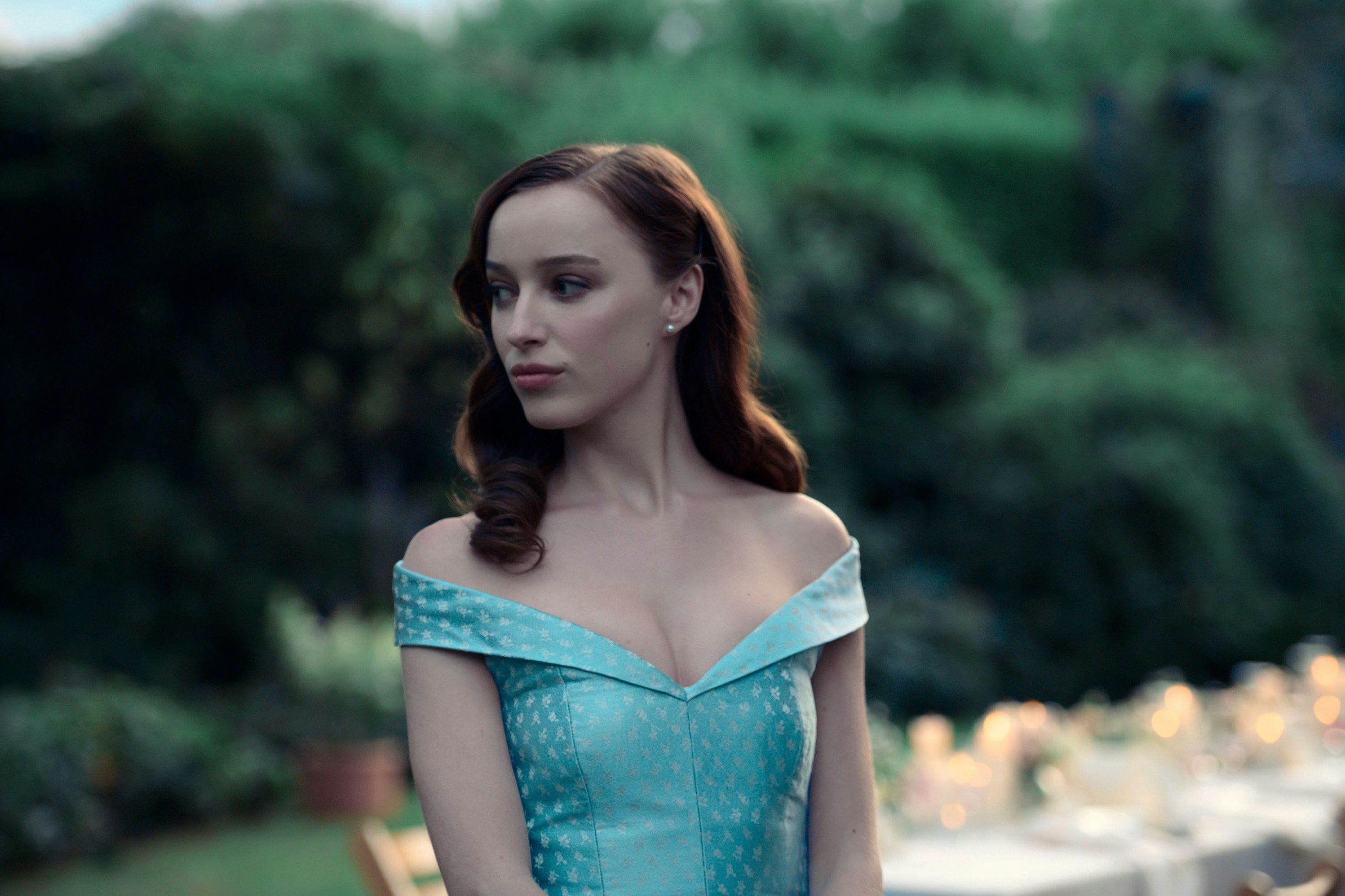 Liz (Phoebe Dynevor), die neue Freundin von Sohn Josh, propagiert eine autoritäre Wende in den USA