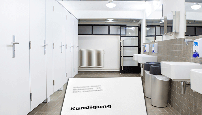 Der Mann hielt sich für den Arbeitgeber zu lange auf der Toilette auf.