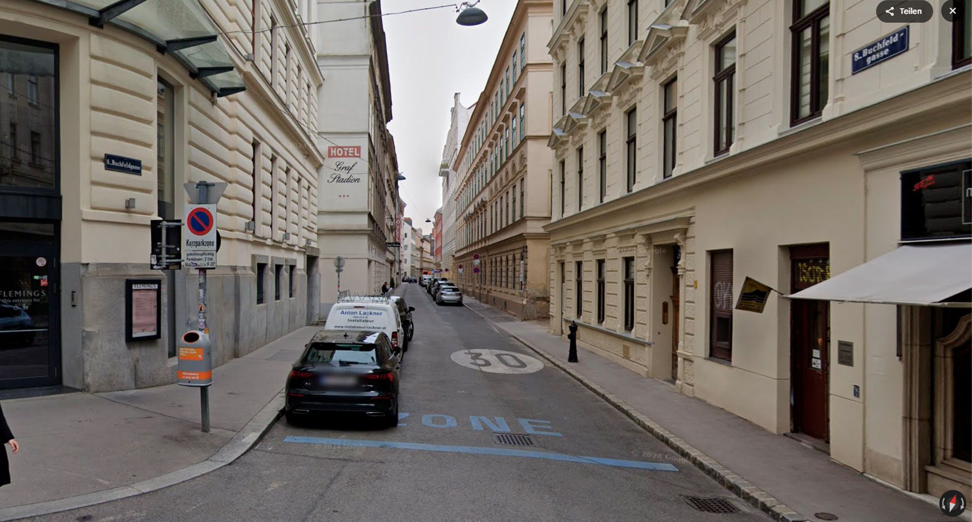 Wienerin parkte hier in der Kurzparkzone (Schild links) ihr Auto und bekam trotz Parkschein einen Strafzettel.