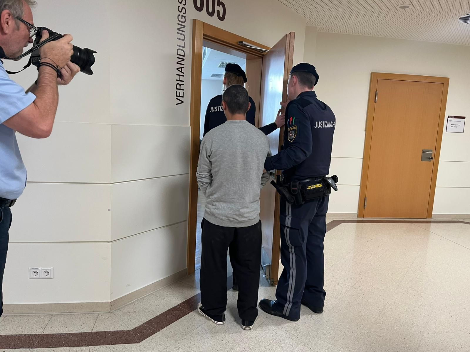 Der Angeklagte wurde von Justizwache-Beamten in den Saal begleitet.