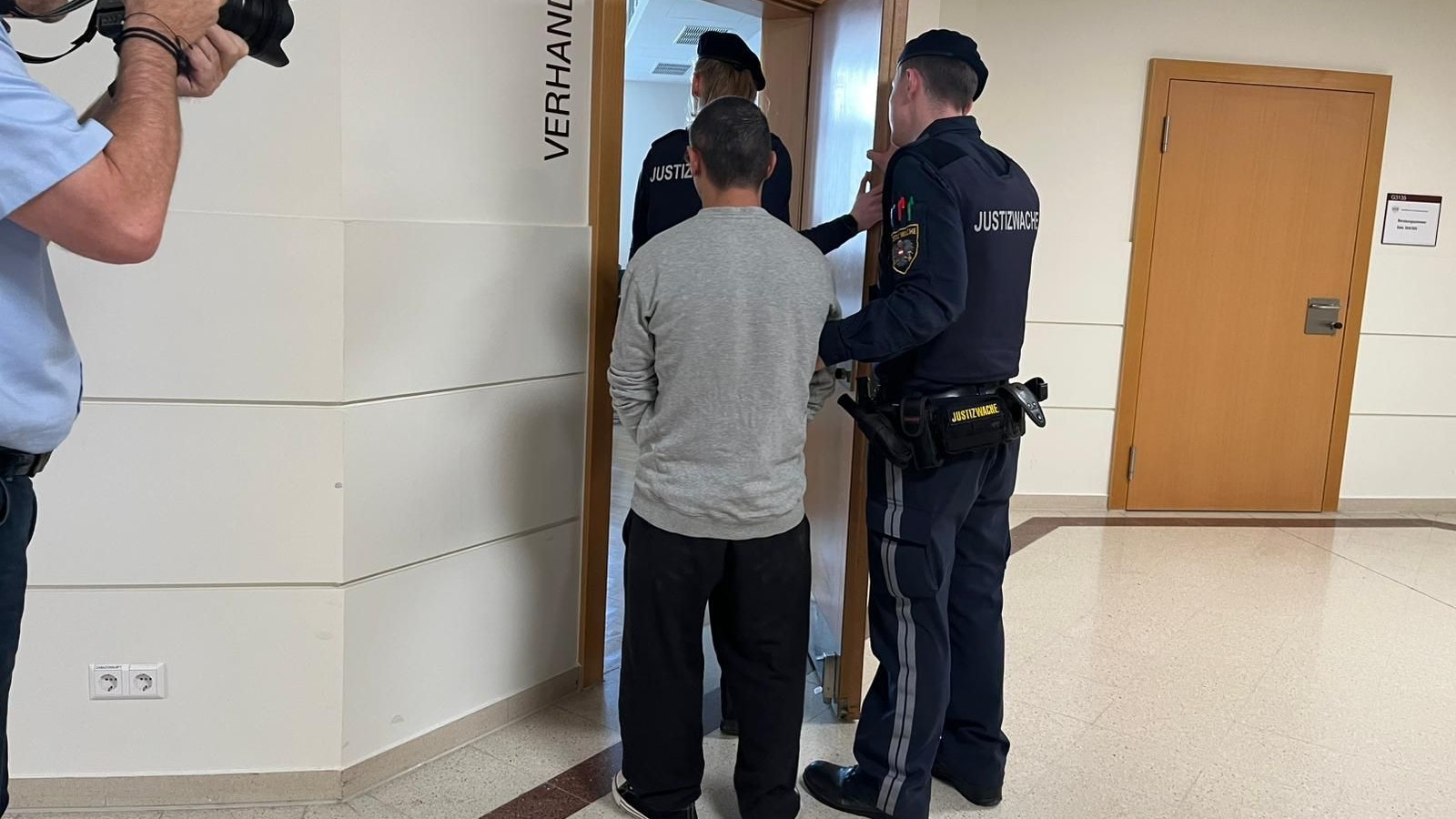 Heute.at - Steine auf Autos geworfen – Lenkerin schwer verletzt