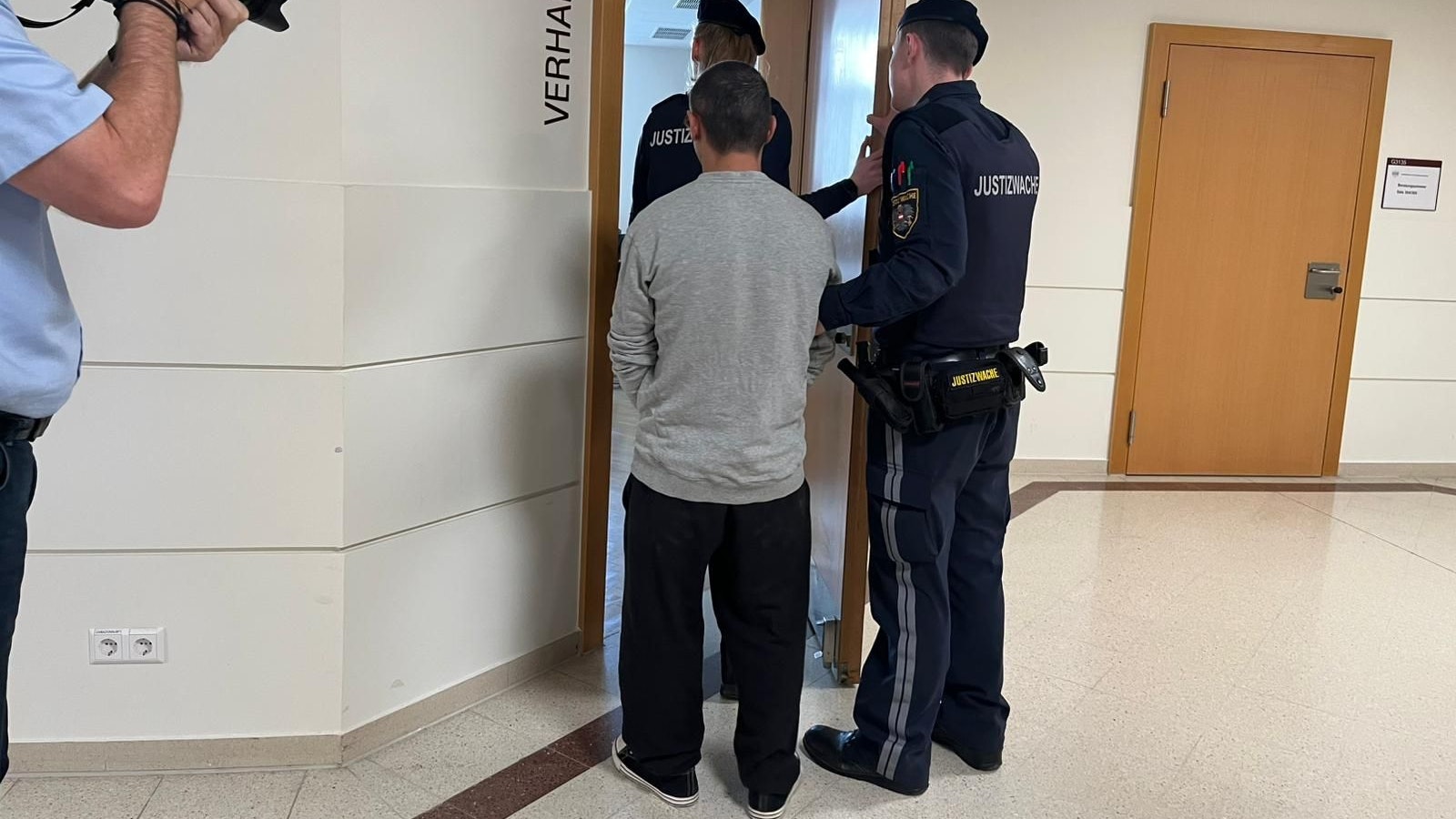 Der Angeklagte wurde von Justizwache-Beamten in den Saal begleitet.