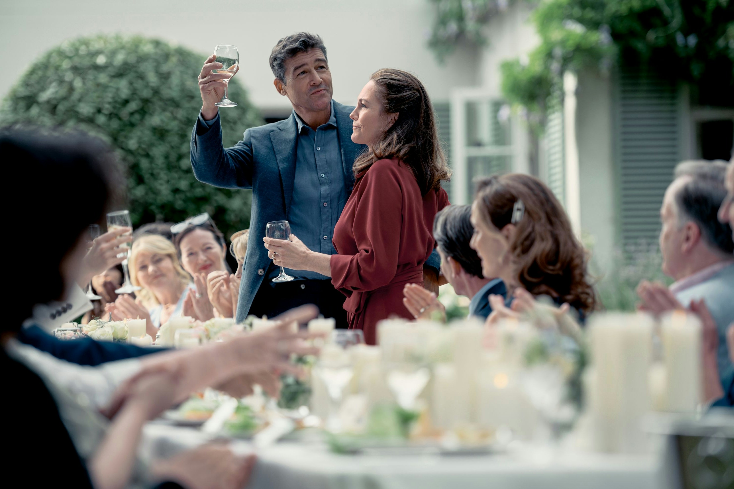 Paul (Kyle Chandler) und Ellen Taylor (Diane Lane) feiern ihren Hochzeitstag, aber nicht jeder Gast ist herzlich willkommen: "The Change"