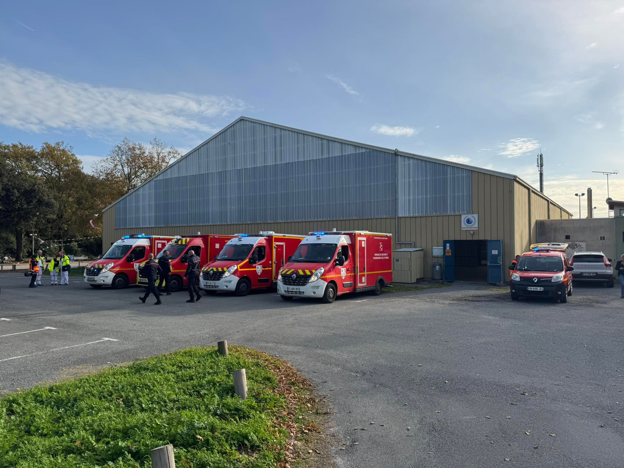 Ein Autofahrer ist in Frankreich in eine Menschenmenge gerast.