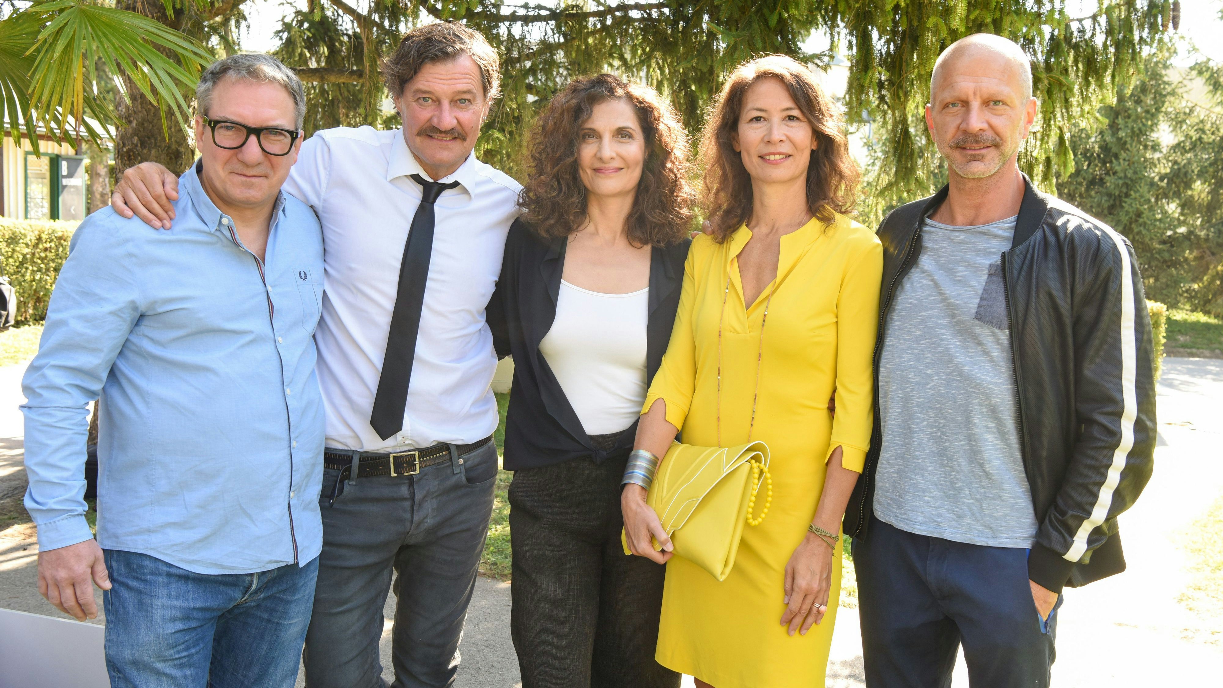 Proschat Madani mit dem Set von "Walking on Sunshine"