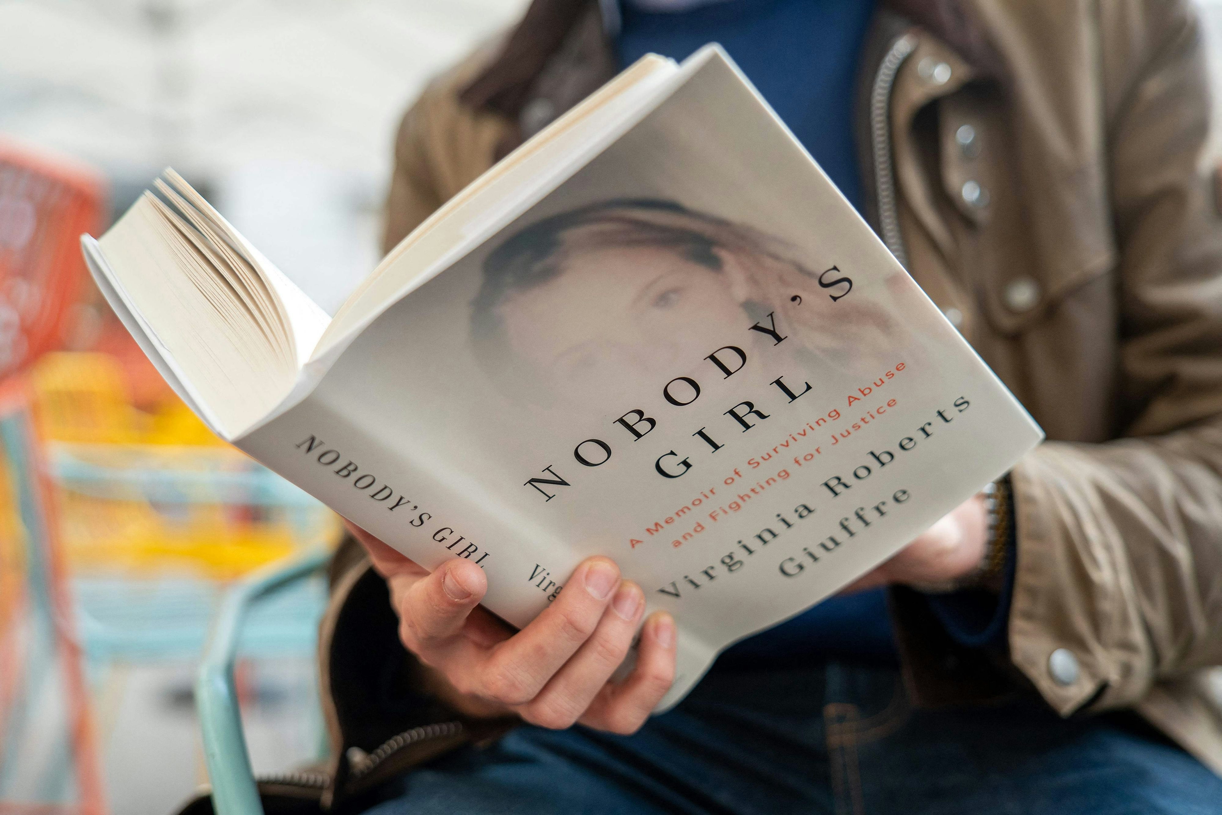 In ihrer Autobiographie "Nobody's Girl" wiederholte Virginia Roberts Giuffre ihre Anschuldigungen gegenüber Andrew