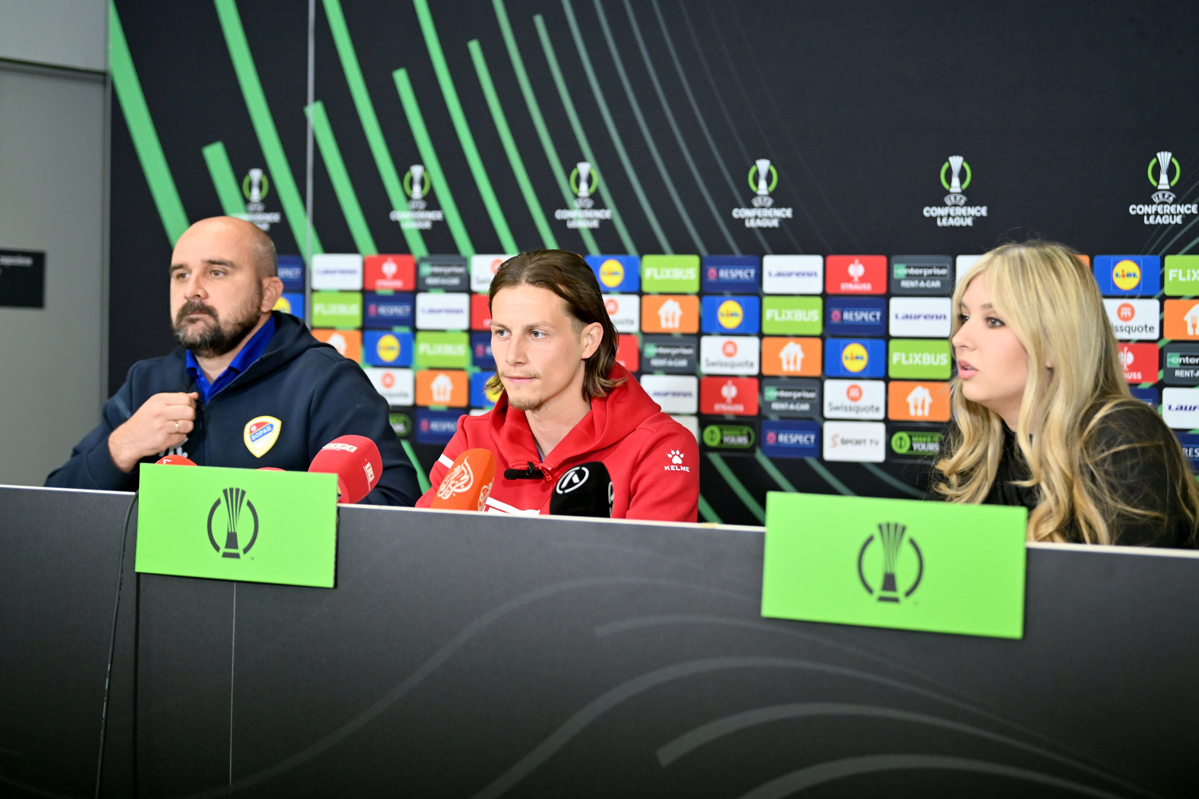 Mladen Zizovic (l.) im Februar 2025 mit Stefan Savic bei einer Pressekonferenz von Borac Banja Luka.