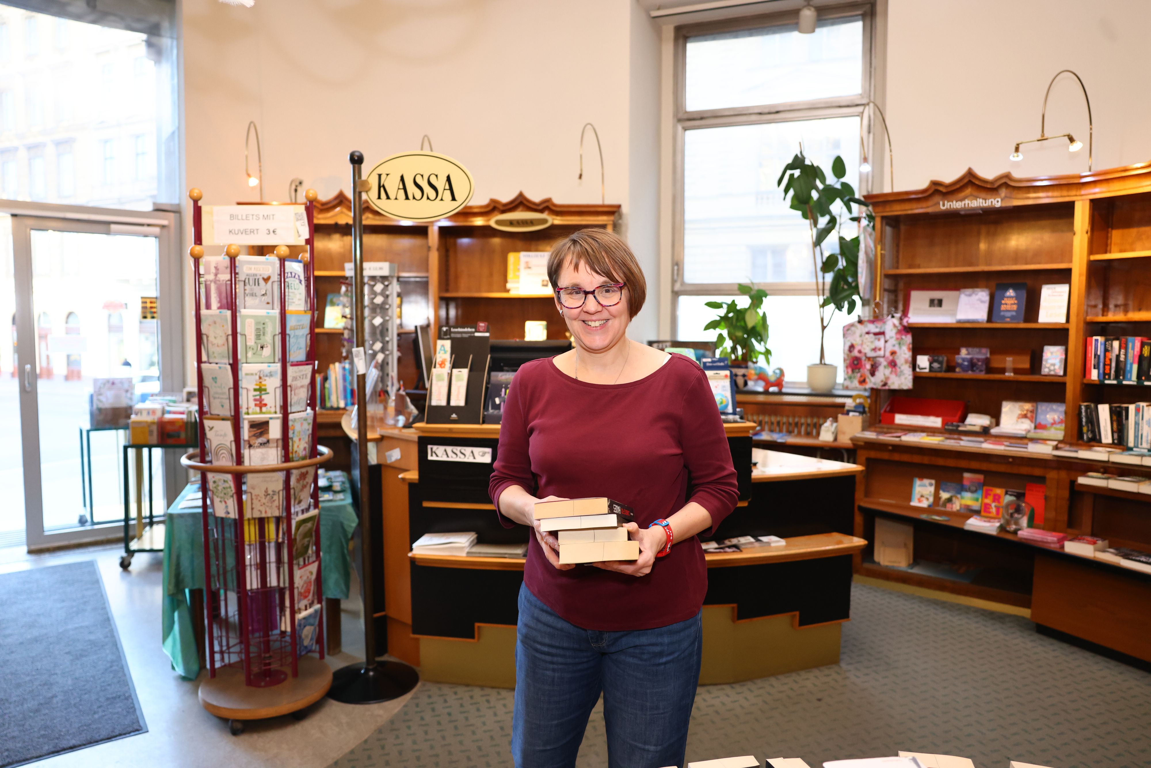 Buchhändlerin Martina (53) bedauert die Schließung der ÖBV-Buchhandlung.