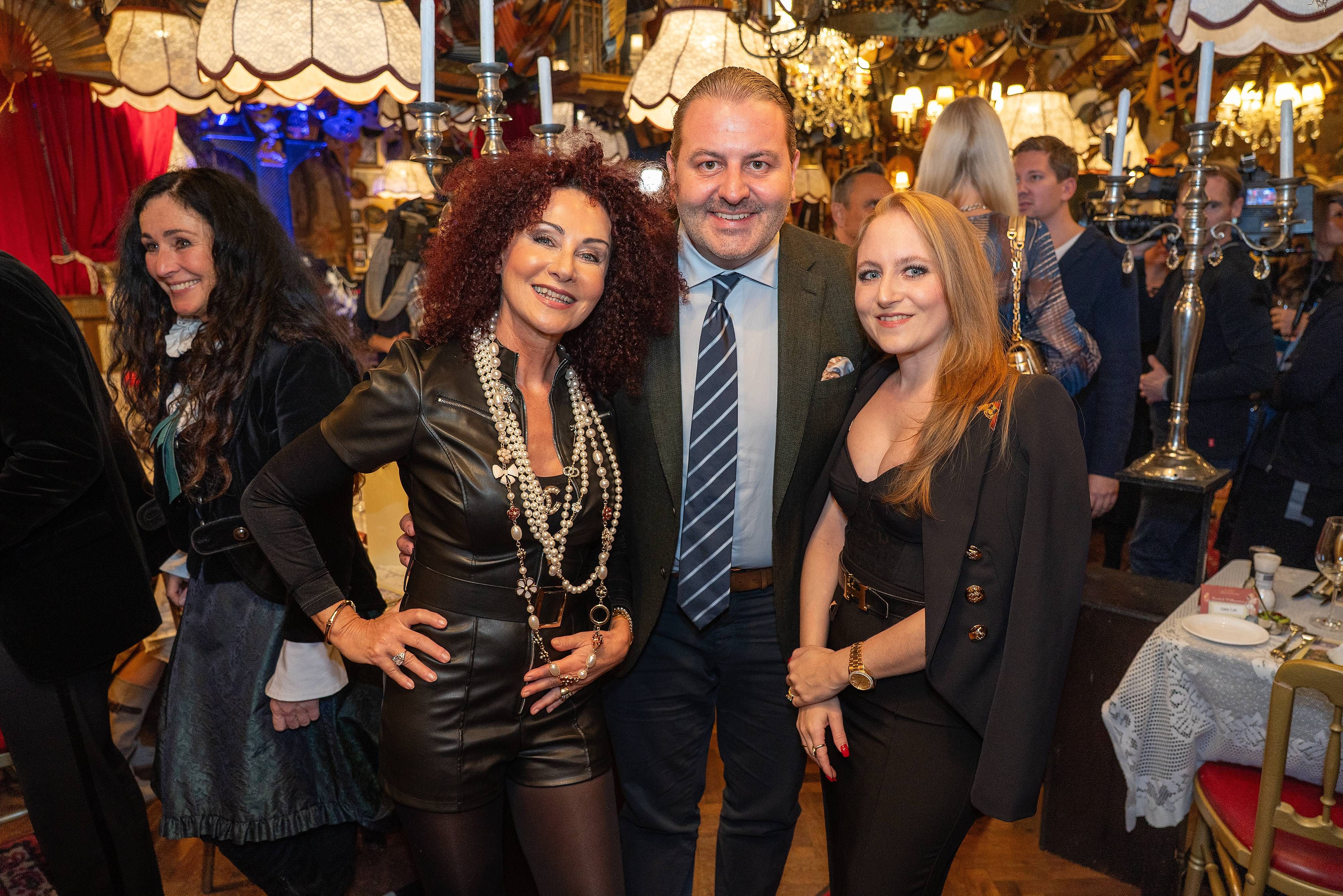 Christina Lugner verbrachte den Abend mit Tochter Jacqueline und Schwiegersohn Leo.