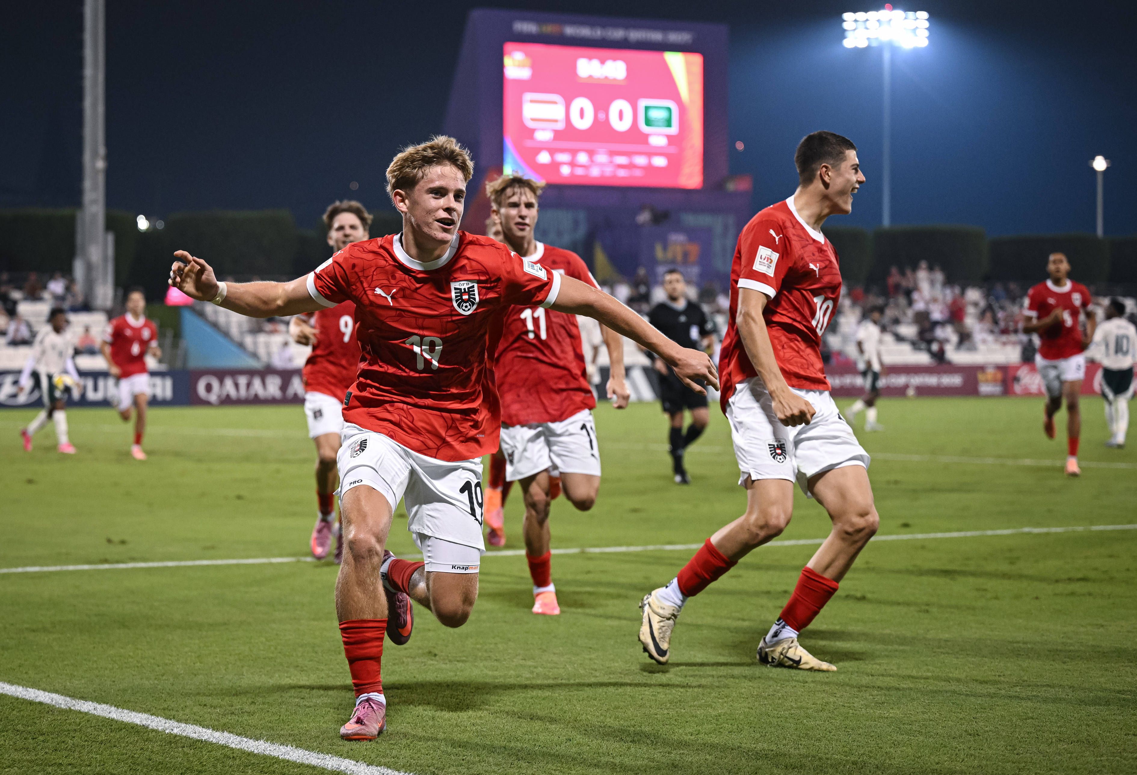 Österreichs Elfmeter-Torschütze Johannes Moser jubelt. 