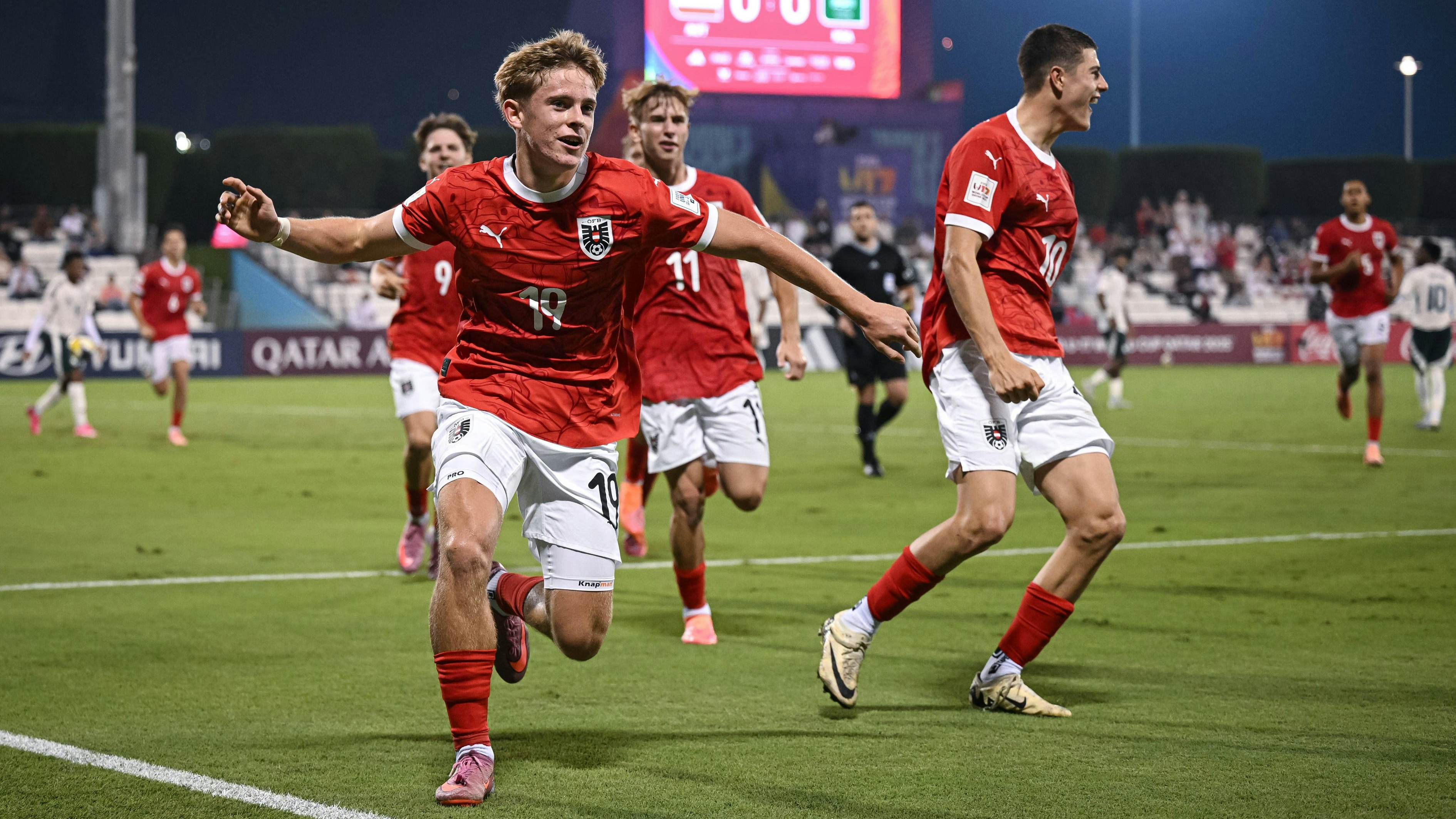 Österreichs Elfmeter-Torschütze Johannes Moser jubelt. 