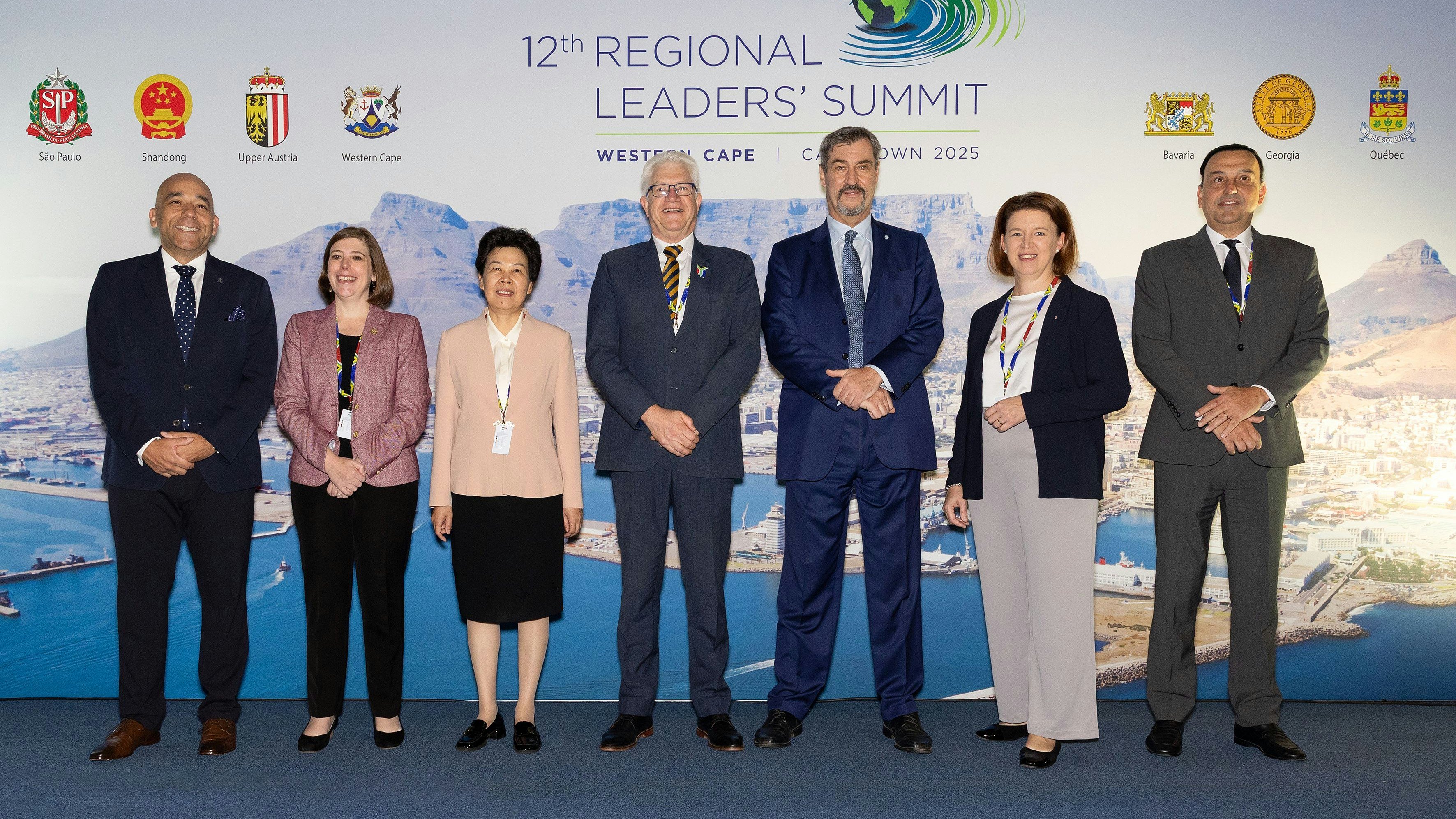 Die "glorreichen Sieben": So nannte Bayerns Ministerpräsident Markus Söder (3.v.r.) die Delegationsleiter aus aller Welt.