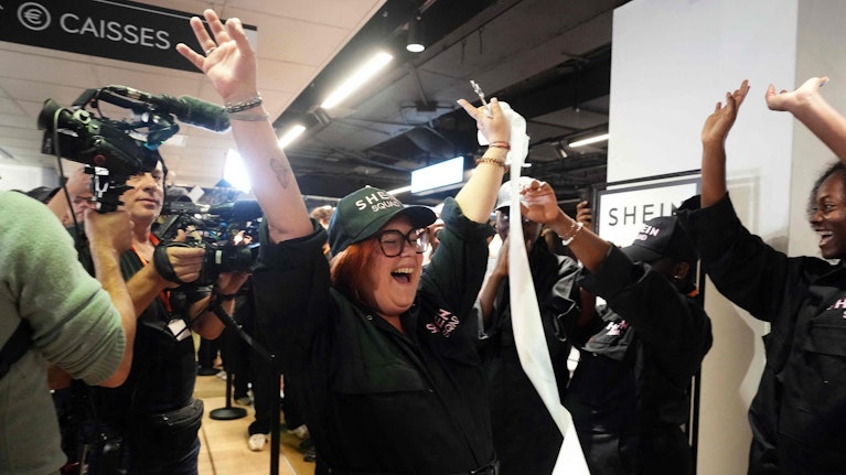 In Paris öffnete am Mittwoch der erste physische Store, fünf weitere folgen fix. Gleichzeitig kündigte die französische Regierung an, den Zugang zur Shein-Website zu sperren, da dort Kinder-Sexpuppen verkauft wurden. Die dunklen Geheimnisse hinter dem Mega-Erfolg.