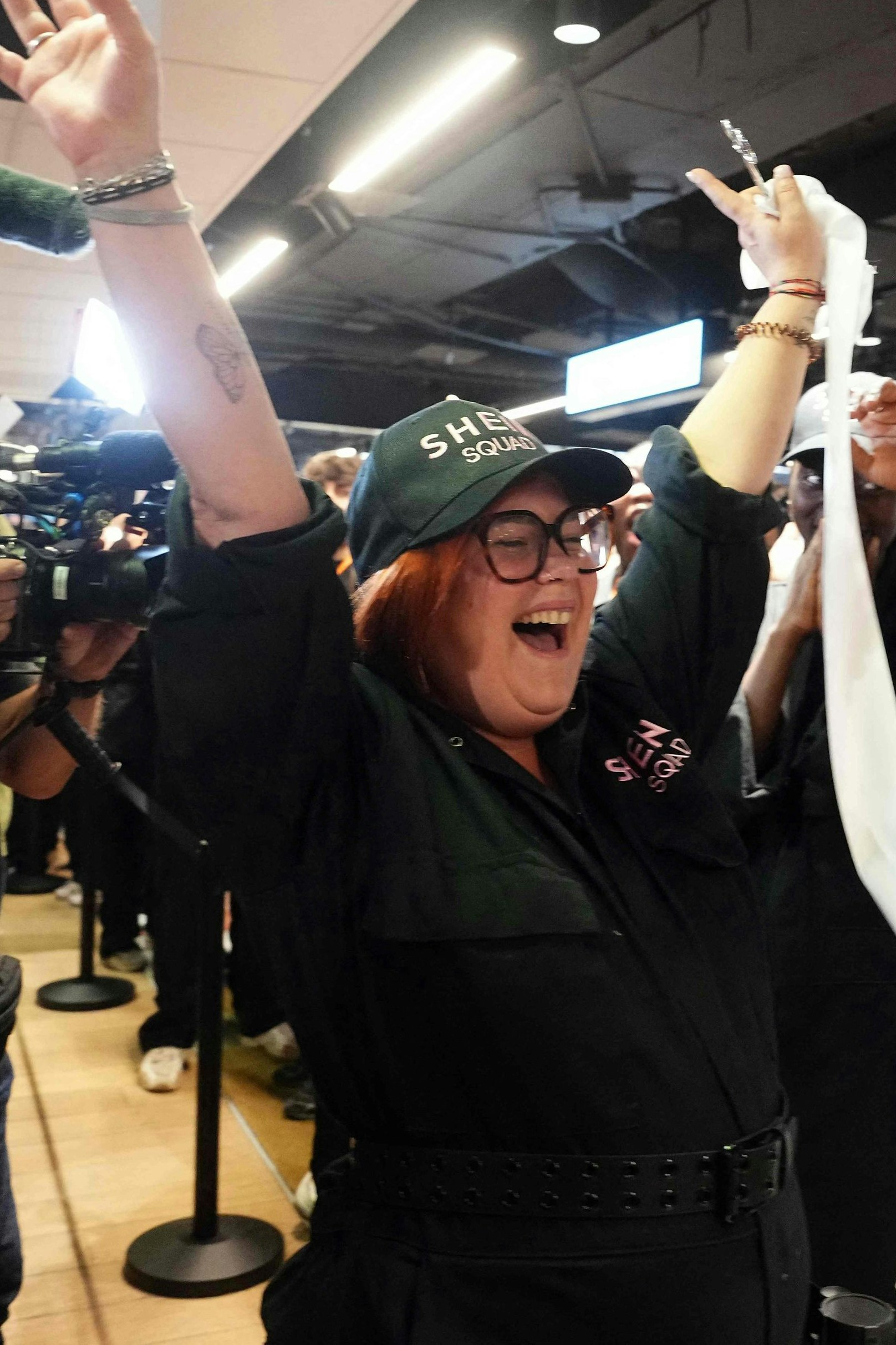 Bei der Eröffnung des ersten Shein-Stores in Paris herrschte gute Stimmung, dann crashte die Nachricht von der Online-Sperre die Party