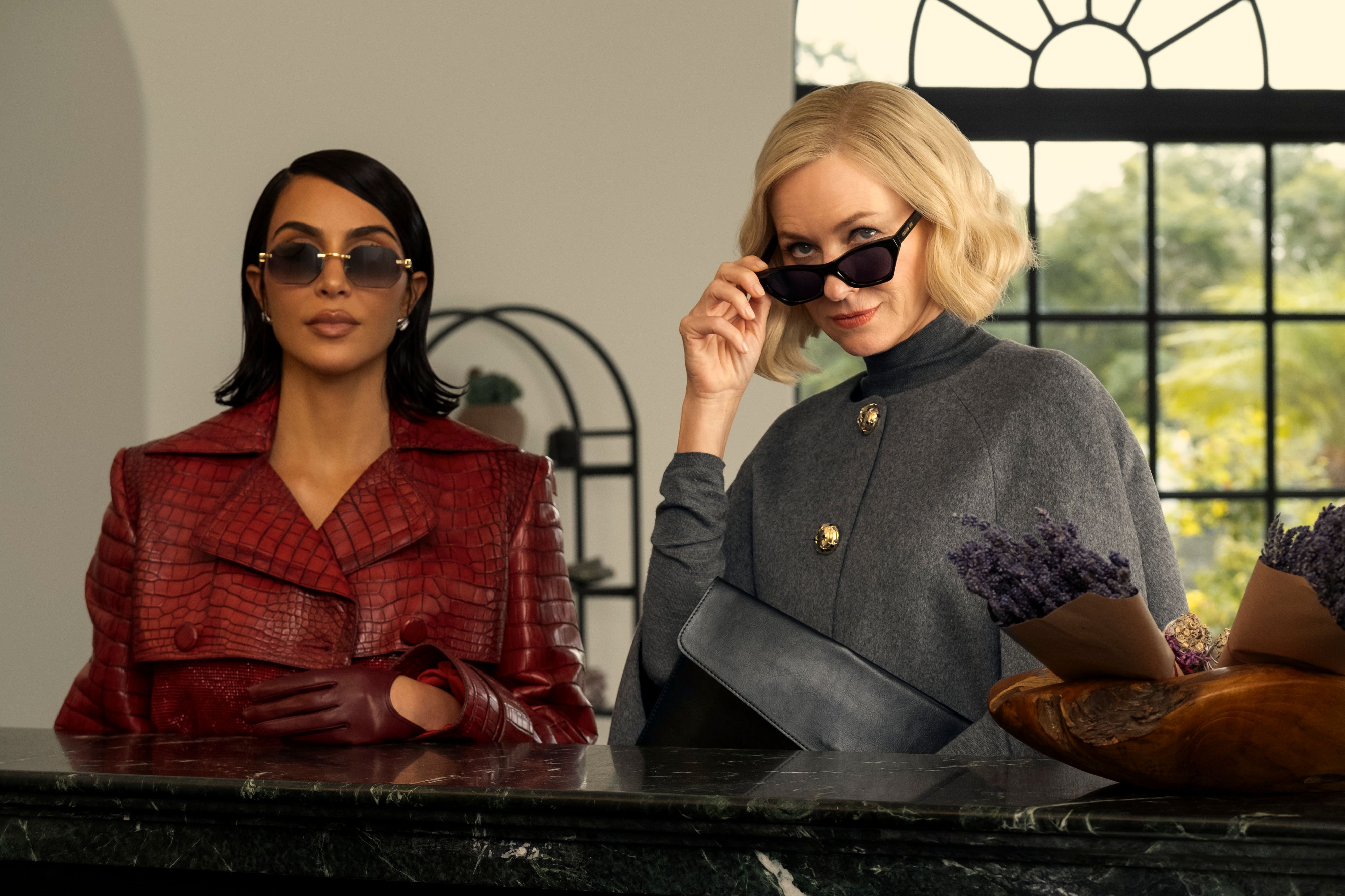 (v.l.) Kim Kardashian und Naomi Watts als knallharte Anwältinnen.