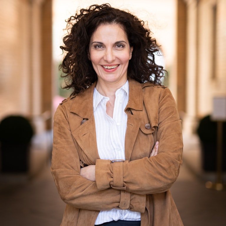 Viele kennen das Gesicht von Proschat Madani. Aus mehr als 30 Filmen, jeder Menge TV-Serien und dem Theater. Ihr Name ist weniger geläufig, wie sie selbst in ihrem neuen Buch "Leben Spielen" erzählt. Angela Szivatz hat es gelesen.