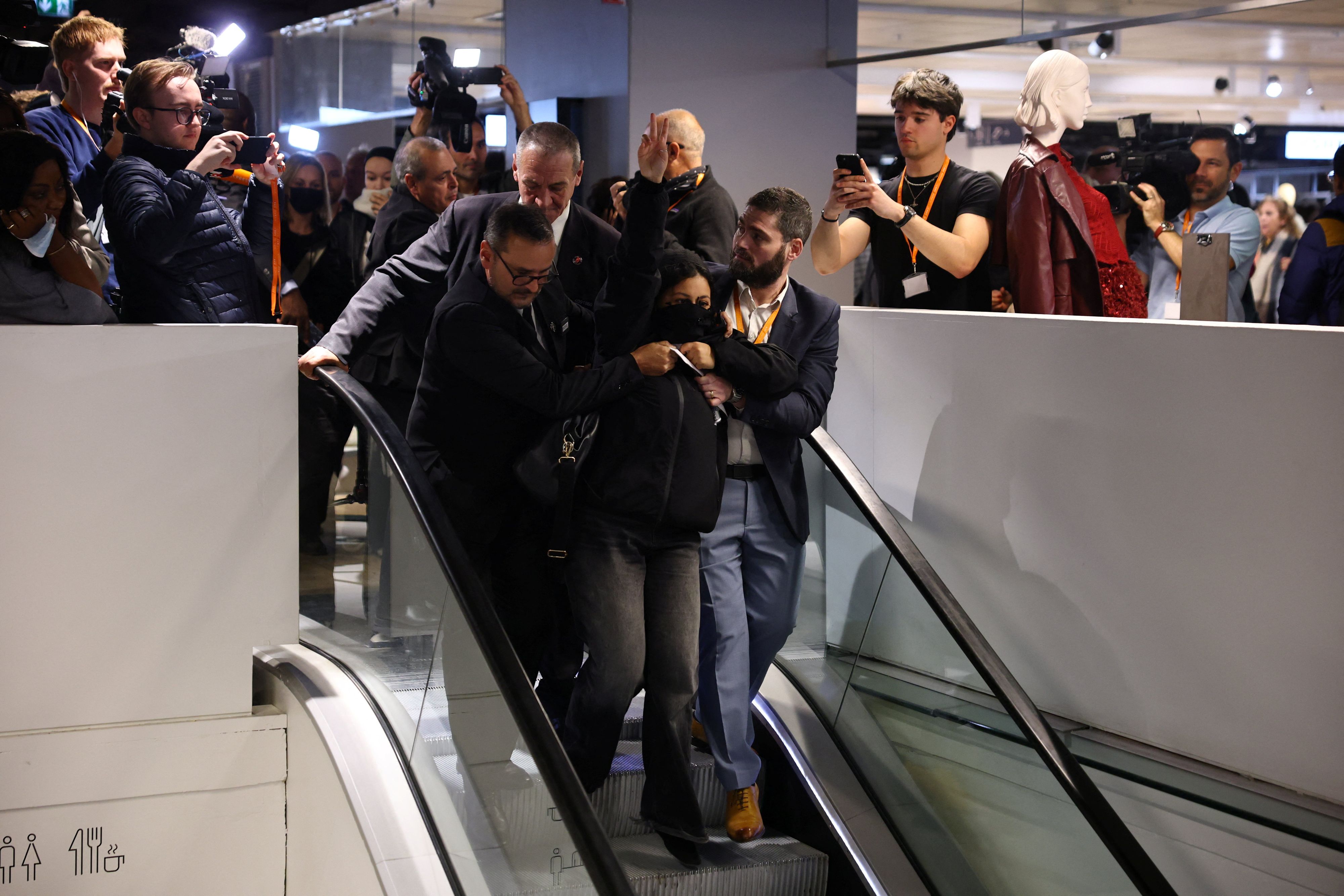 Bei der Eröffnung des ersten stationären Geschäfts in Frankreich kam es zu Protesten.