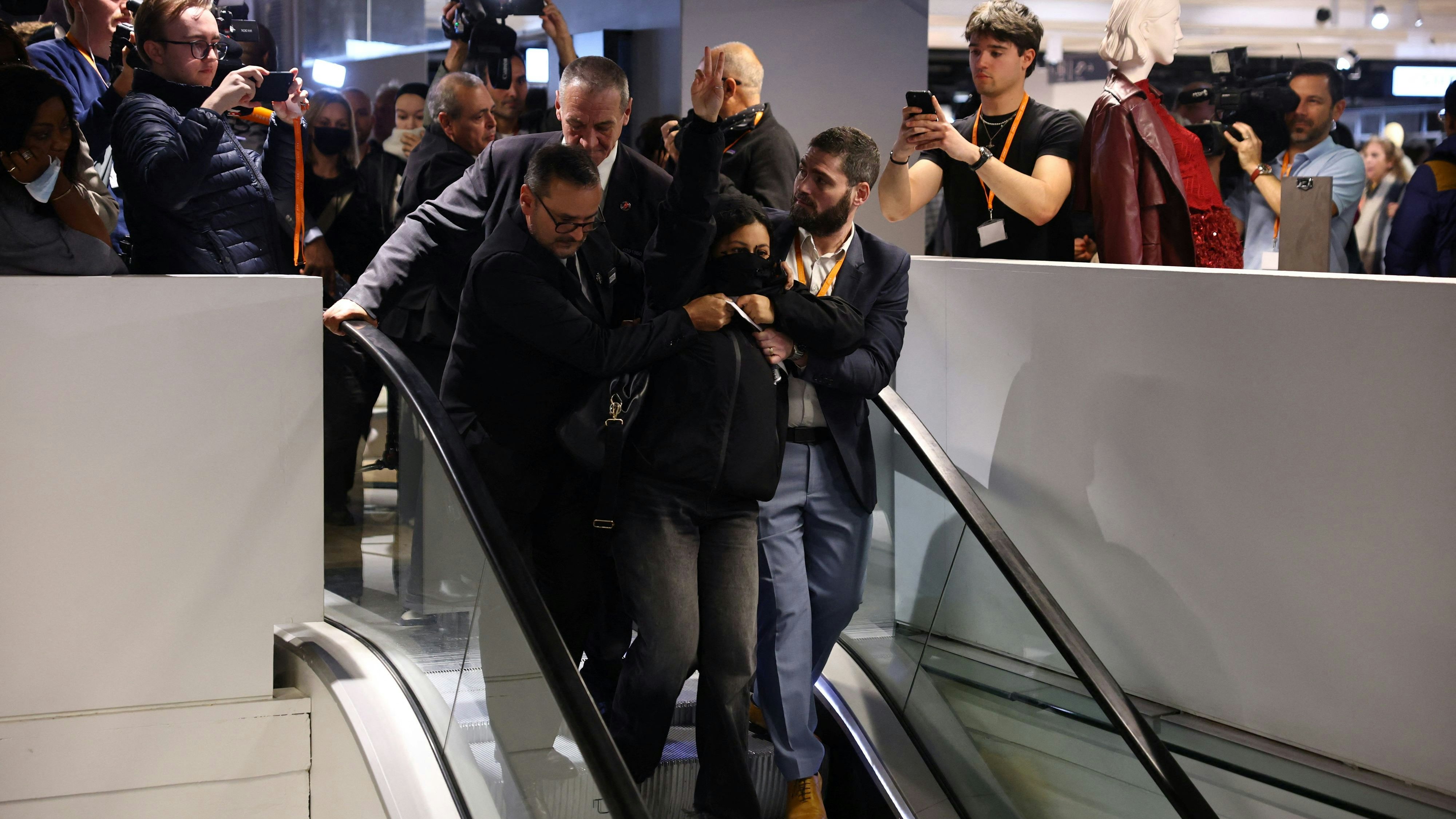 Bei der Eröffnung des ersten stationären Geschäfts in Frankreich kam es zu Protesten.