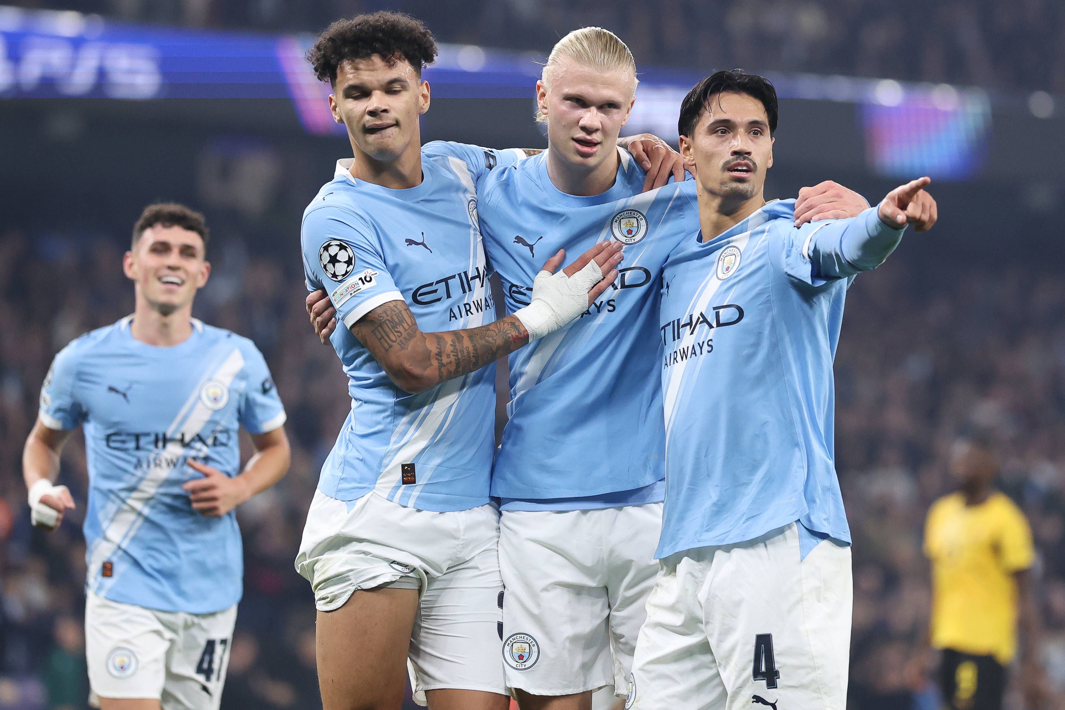 Manchester City bejubelt die Treffer gegen Borussia Dortmund. 