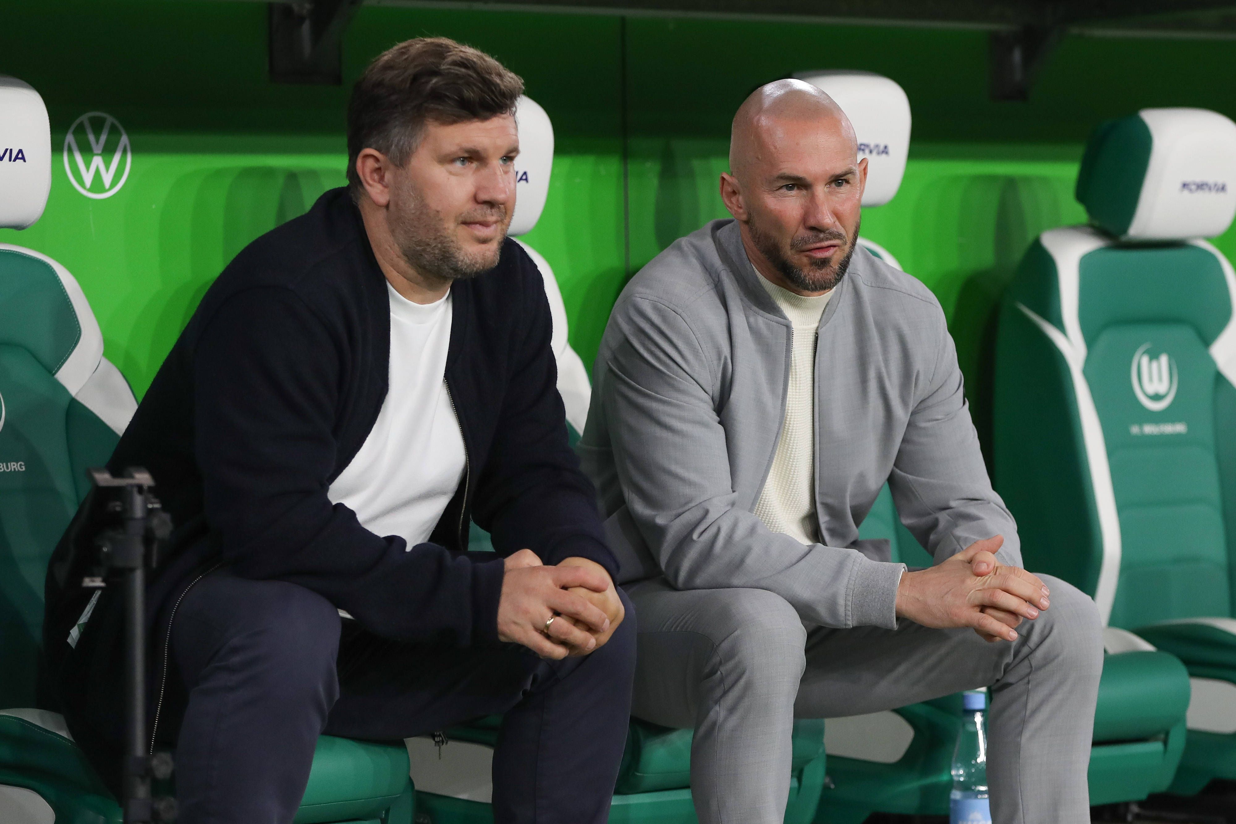 Hoffenheims Sport-Geschäftsführer Andreas Schicker (l.) auf der Wolfsburg-Bank