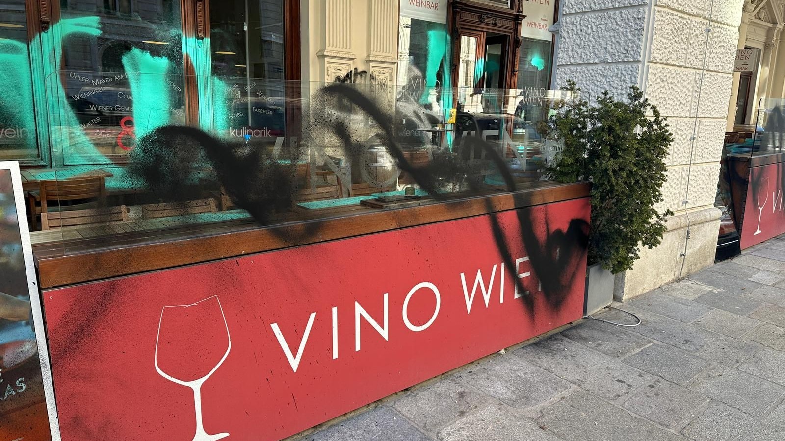 Heute.at - Vandalen demolieren beliebte Weinbar beim Rathaus