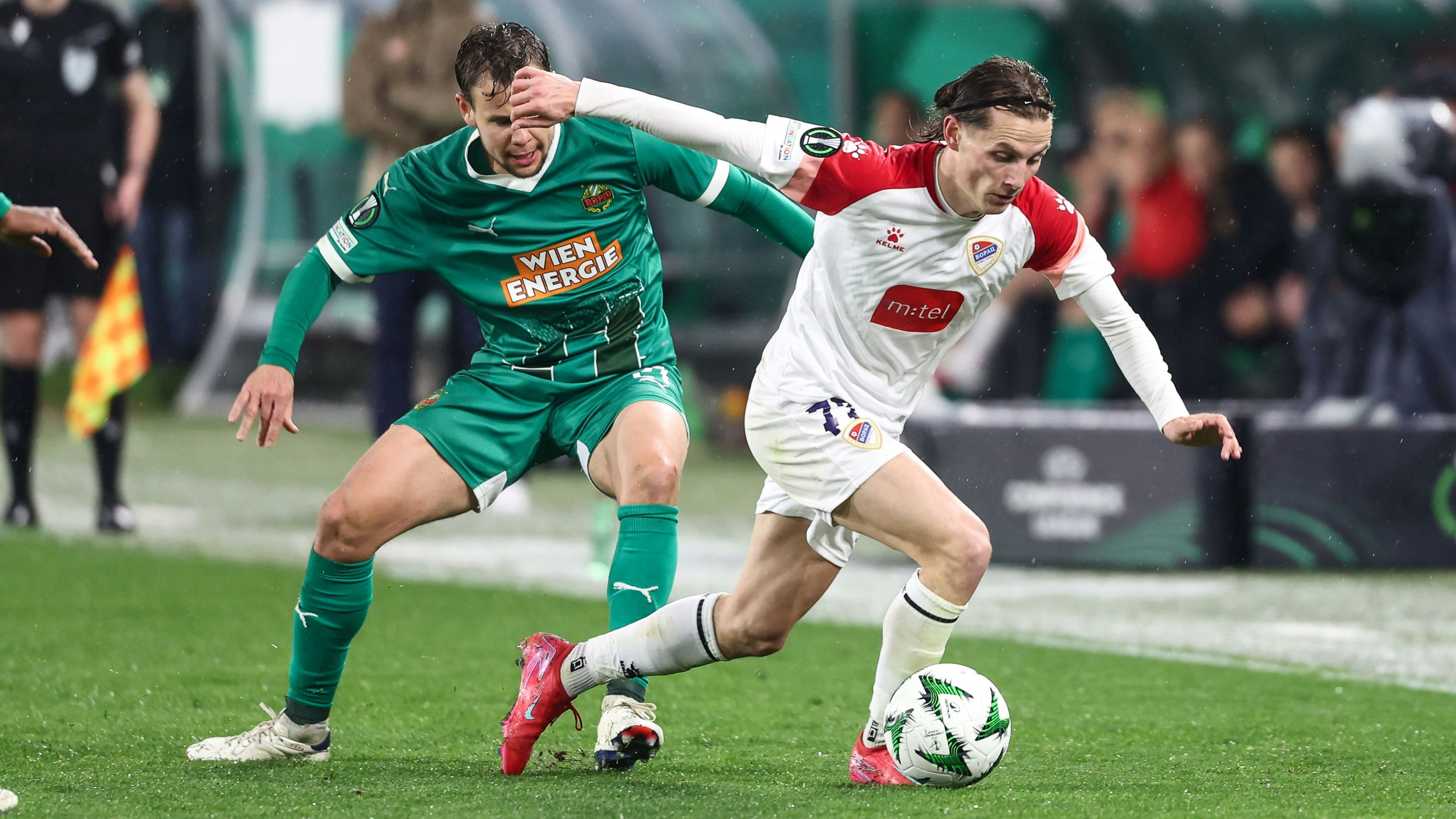 Louis Schaub (l.) im Conference-League-Achtelfinale gegen Stefan Savic.