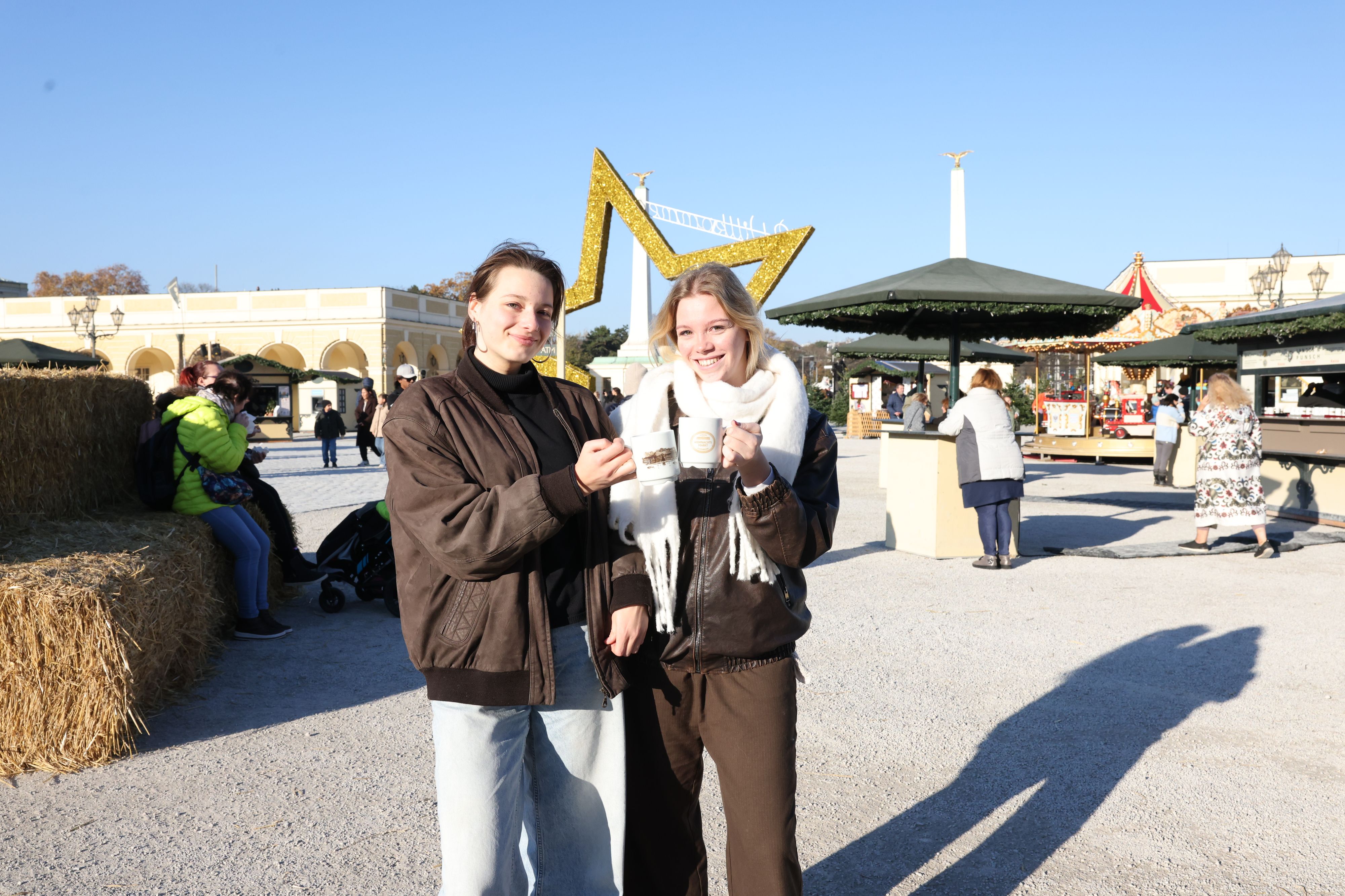Paula (19) und Anna (20) waren unter den ersten Besucher des Weihnachtsmarktes im Schloss Schönbrunn.