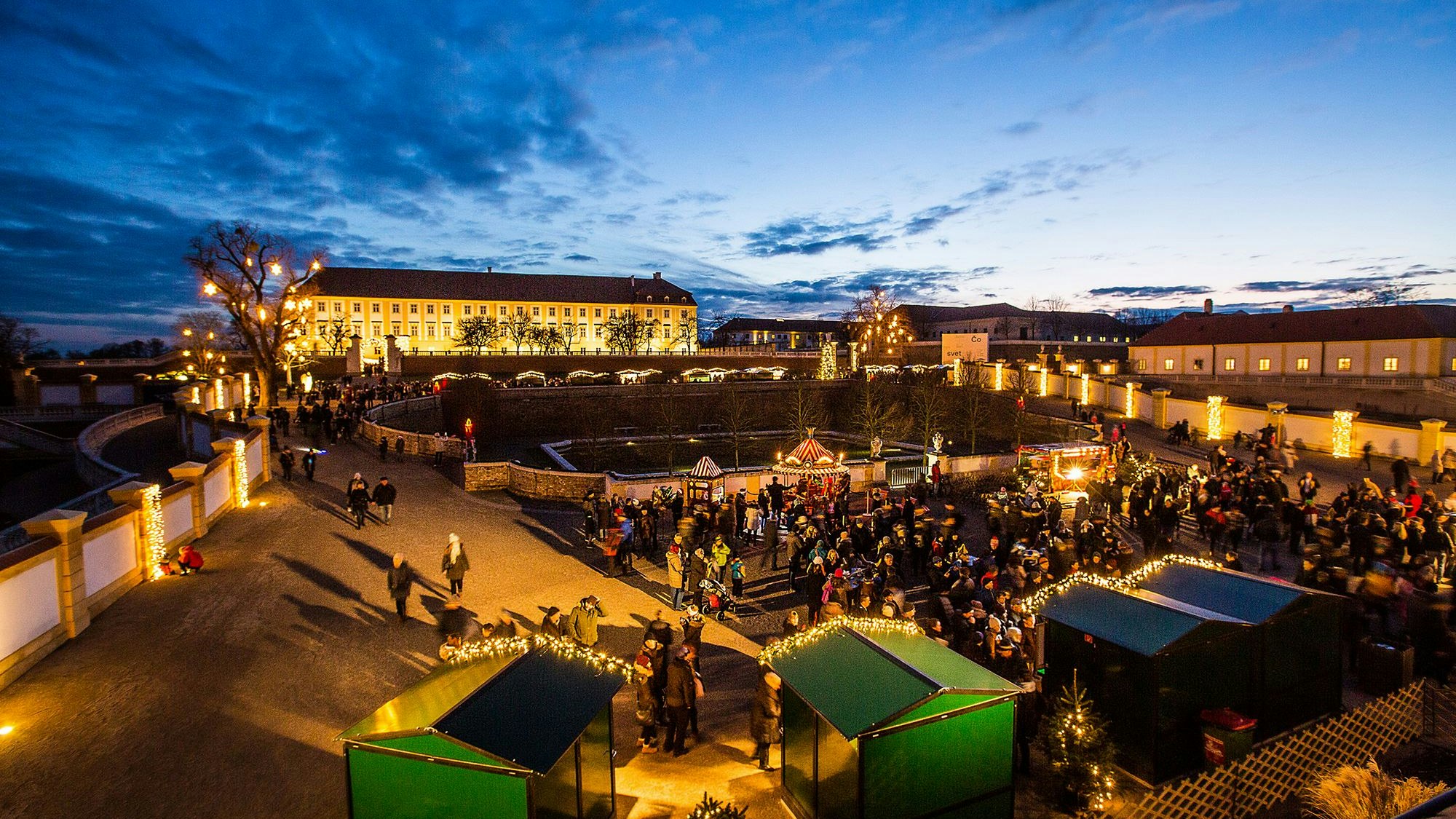 Heute.at - Weihnachtsmarkt auf Schloss Hof
