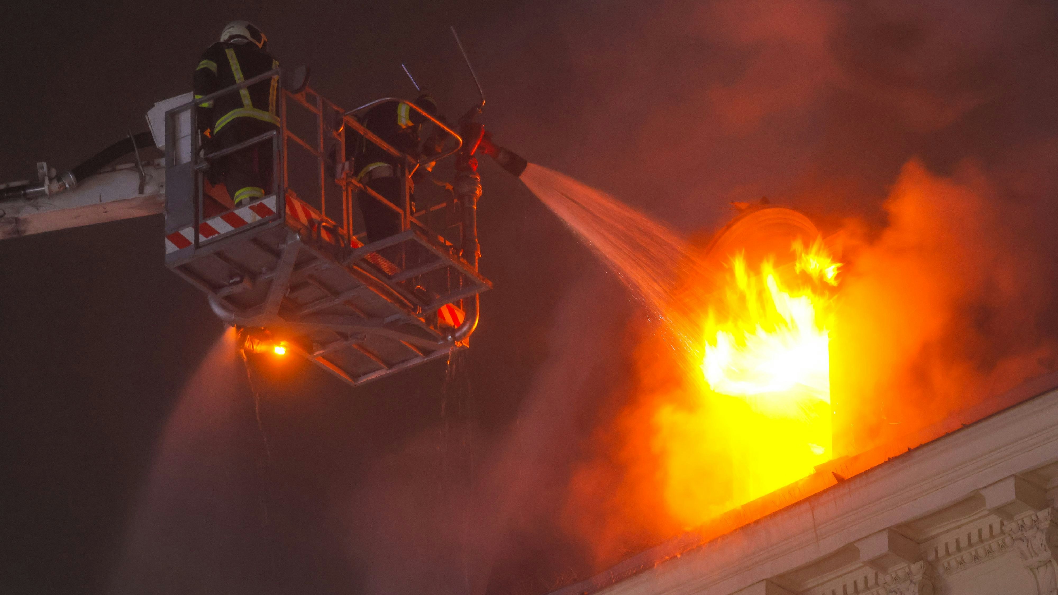 Die Feuerwehr steht im Großeinsatz.