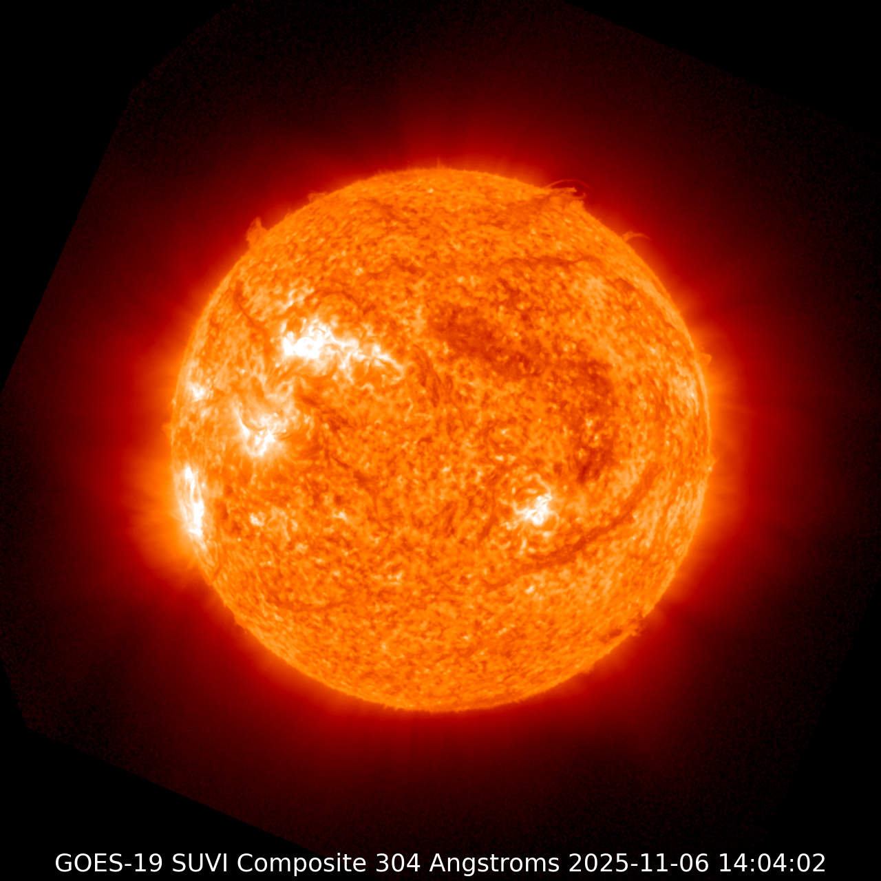 Gleich mehrere aktive Regionen der Sonne (weiß) rotieren in Richtung Erde.