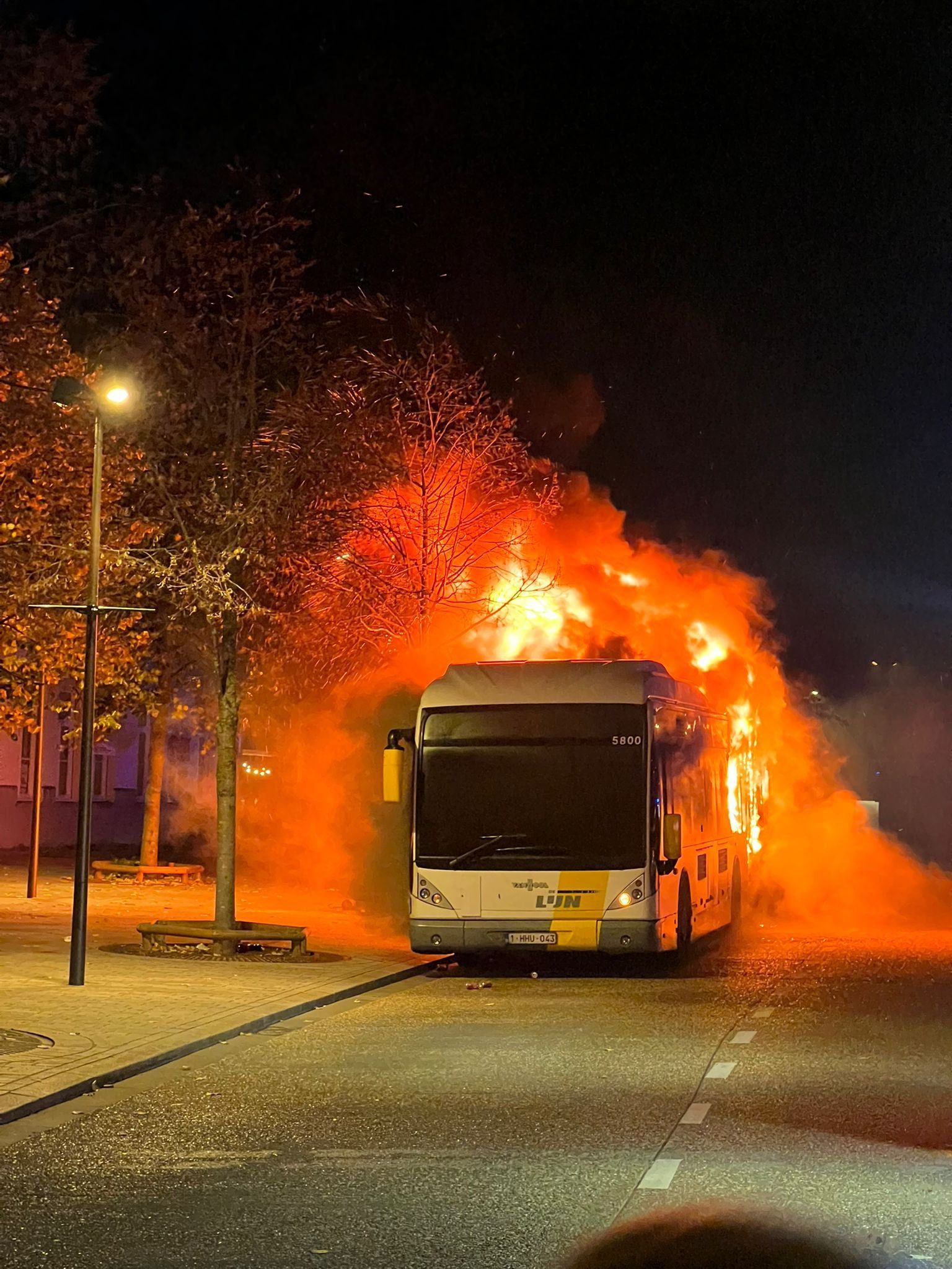 Der Bus in Brügge ging in Flammen auf.