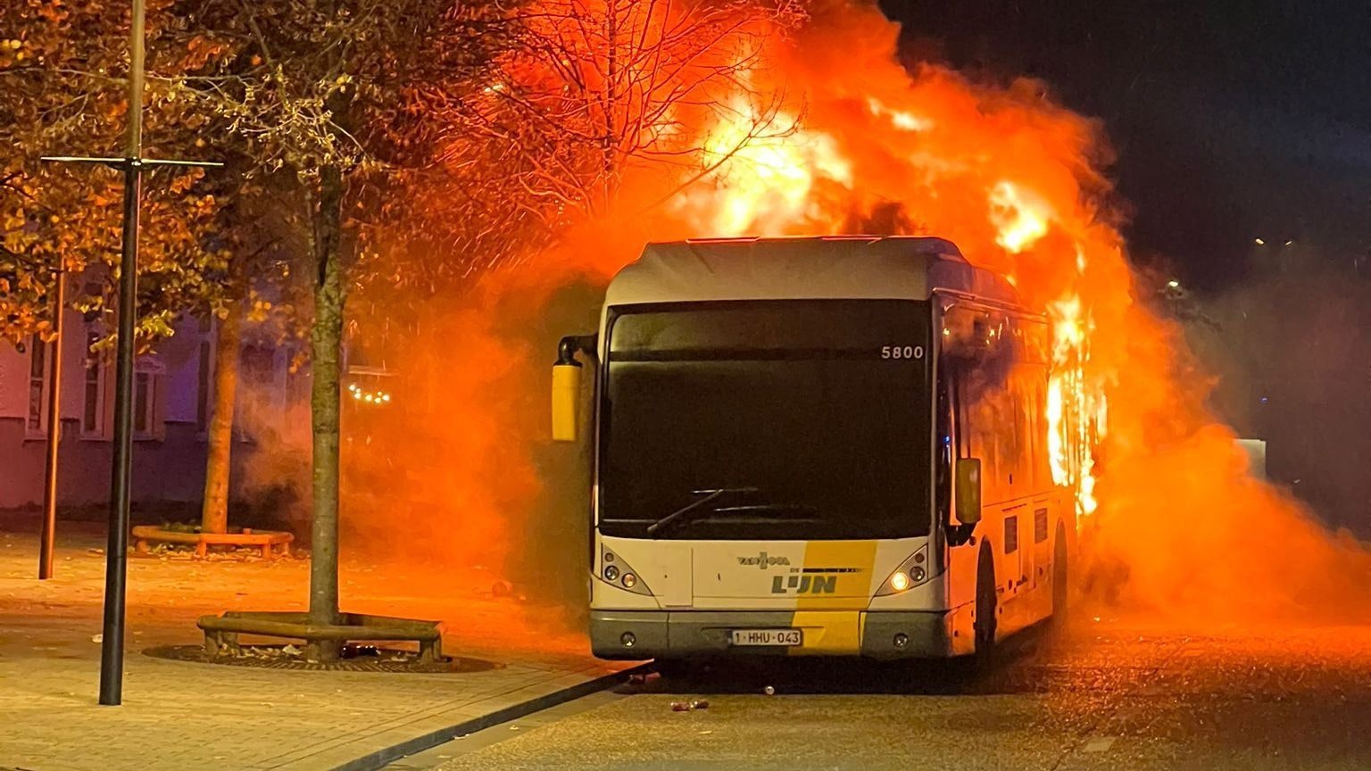 Heute.at - Barca-Fans zünden Pyro und fackeln damit Bus ab