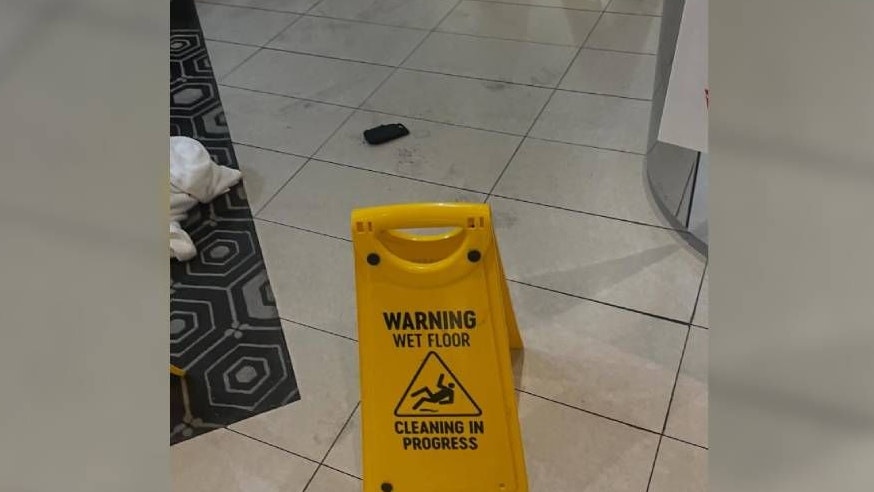 Heute.at - Powerbank explodiert! Mann gerät auf Flughafen in Brand