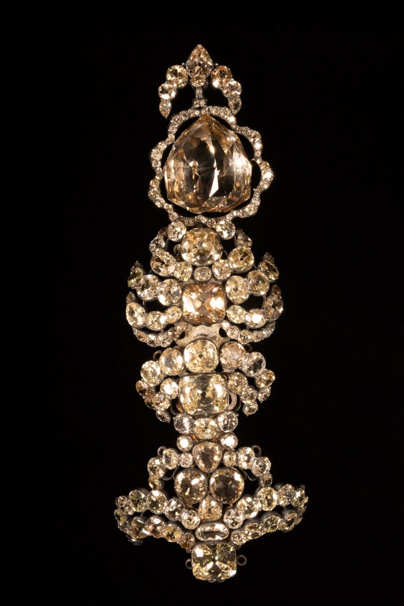 Der berühmte Florentiner Diamant mit 137 Karat, eingearbeitet in eine diamantbesetzte Hutnadel