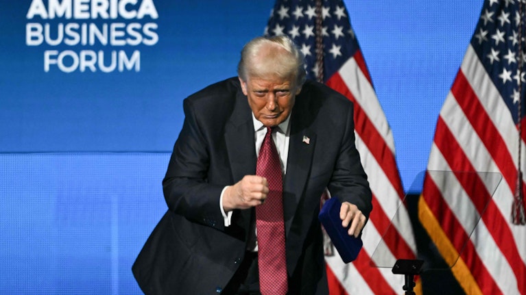 Wieder einmal sorgte Donald Trump für Verwirrung. In der vergangenen Woche kündigte der US-Präsident neue Atomtests an – die ersten seit 33 Jahren. Kommt nun ein neues Wettrüsten? Was tun Putin und Xi? Oder hat Trump das alles ganz anders gemeint.