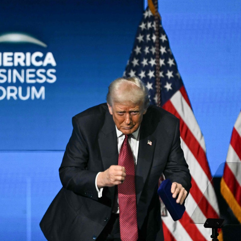 Wieder einmal sorgte Donald Trump für Verwirrung. In der vergangenen Woche kündigte der US-Präsident neue Atomtests an – die ersten seit 33 Jahren. Kommt nun ein neues Wettrüsten? Was tun Putin und Xi? Oder hat Trump das alles ganz anders gemeint.