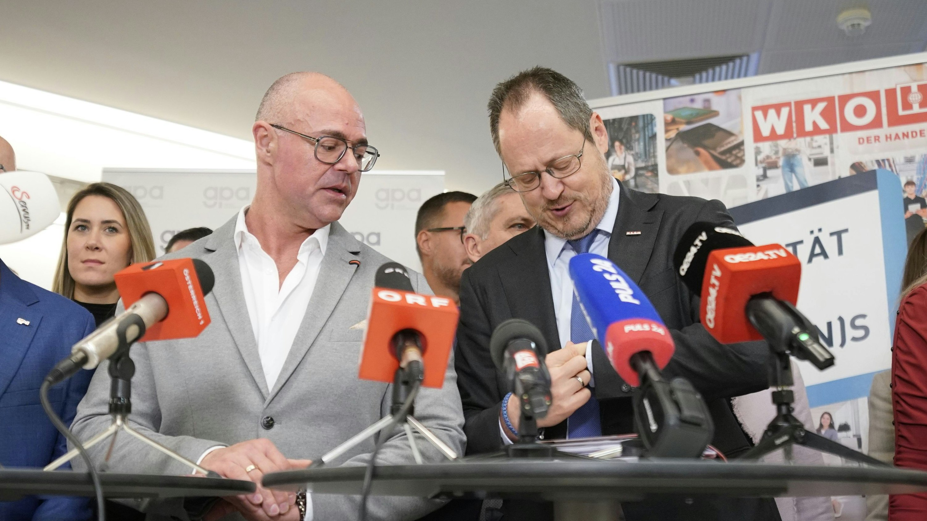 Scherzhafter Uhrencheck: Trefelik und sein Team verspäteten sich um fünf Minuten.