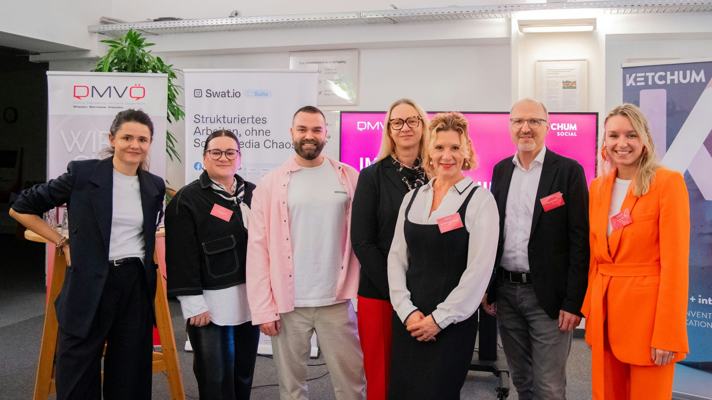 Die Speaker bei "The Social Shift" (v.l.n.r.): Nina Sterz (Brandl Talos), Nina Sommerbauer (Smart Austria), Martin Wenk (Ketchum Deutschland), Ulrike Kittinger (Libro & Pagro Diskont), Alexandra Vetrovsky-Brychta (DMVÖ), Robert Neundlinger (Unser Ö Bonus Club) und Vivienne Hödl (Ketchum Österreich).  