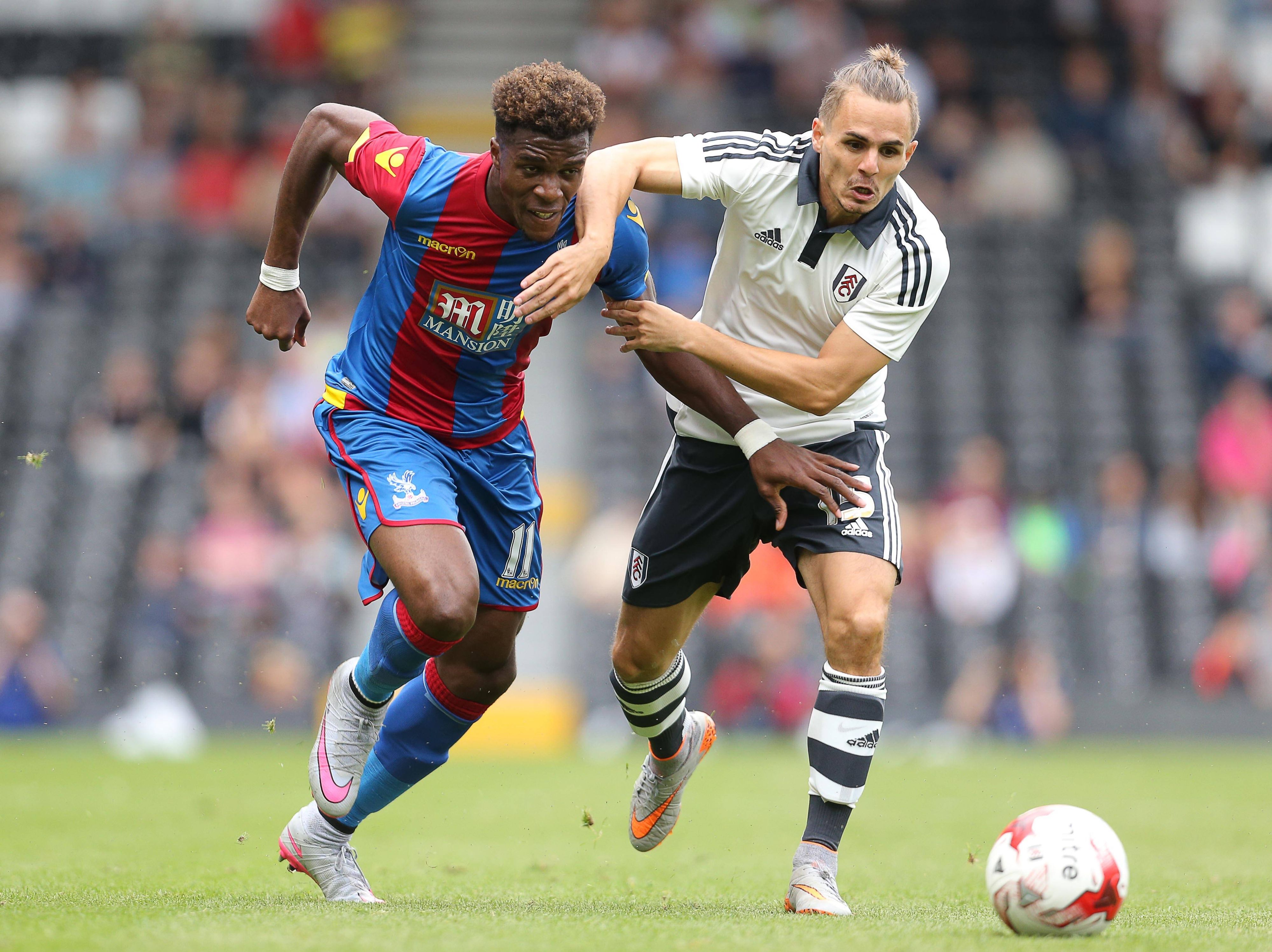 Kay Voser (r.) spielte von 2014 bis 2016 beim FC Fulham in England. Hier ist er im Zweikampf mit Wilfried Zaha (l.) zu sehen.
