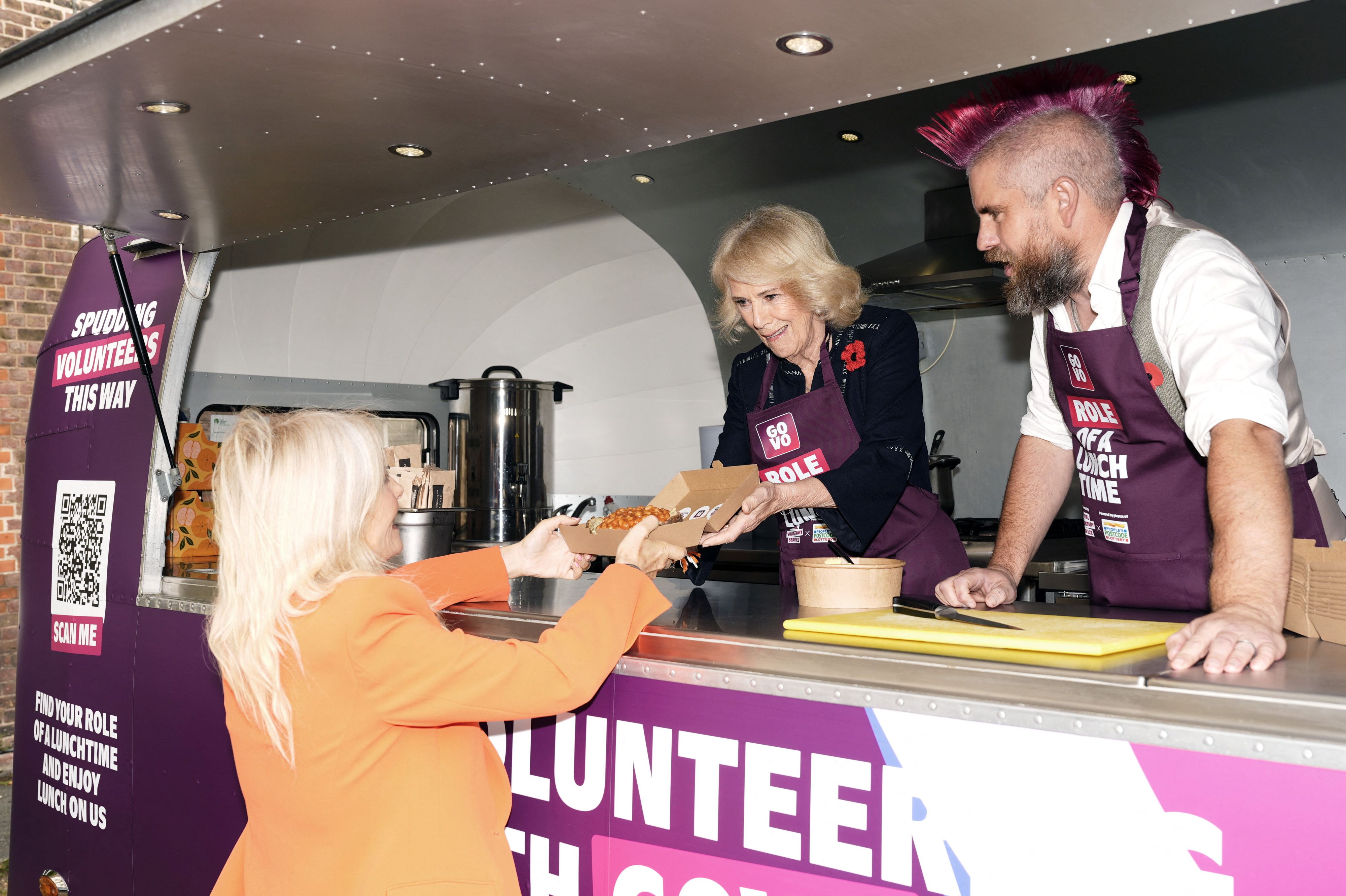 Königin Camilla arbeitet in einem Foodtruck.