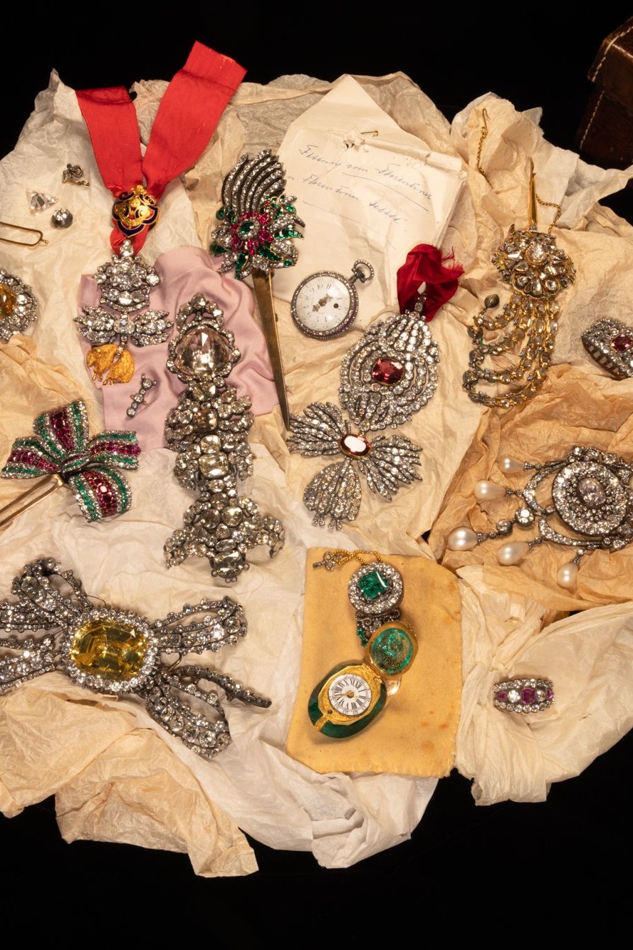 Alle von Kaiserin Zita in Kanada deponierten Juwelen und Schmuckstücke aus dem Habsburger-Schatz, in der Mitte der Florentiner Diamant