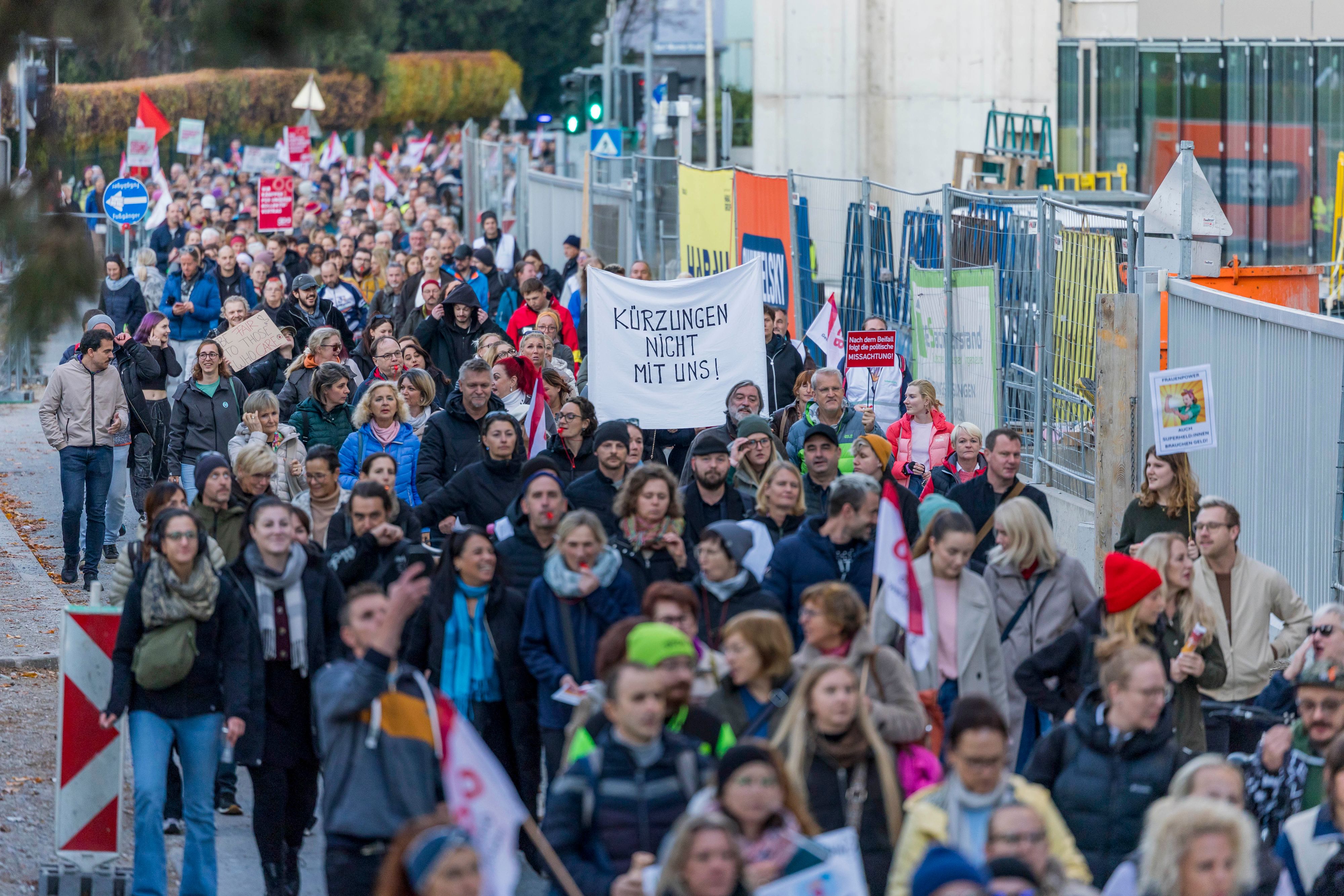 Am Mittwochvormittag kam es in der Stadt Salzburg zu einem Großprotest. Auslöser war die Streichung des Pflegebonus für Pflegekräfte.