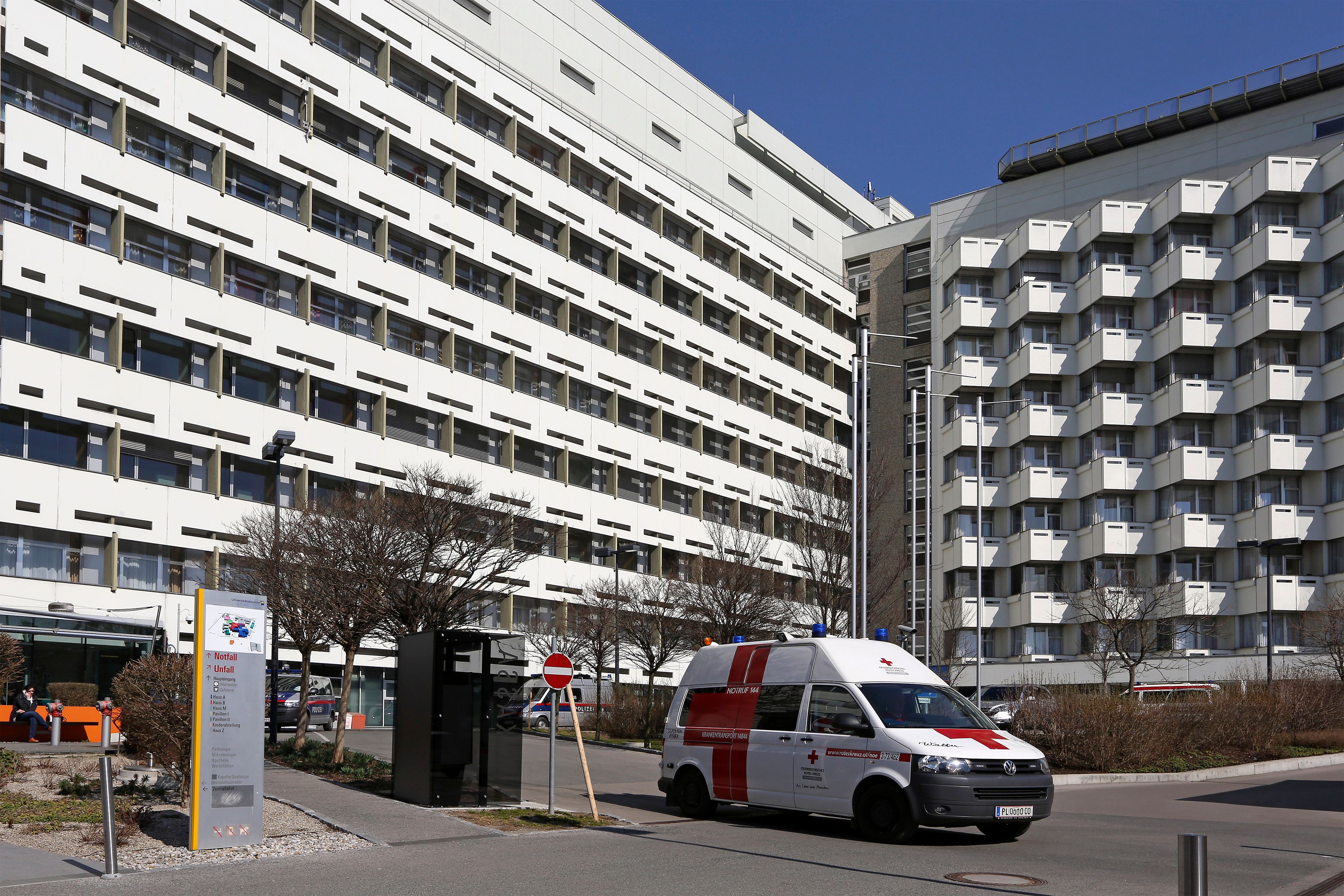 Die Frau wurde wegen eines Sturzes per Rettung in die Uniklinik St. Pölten eingeliefert.