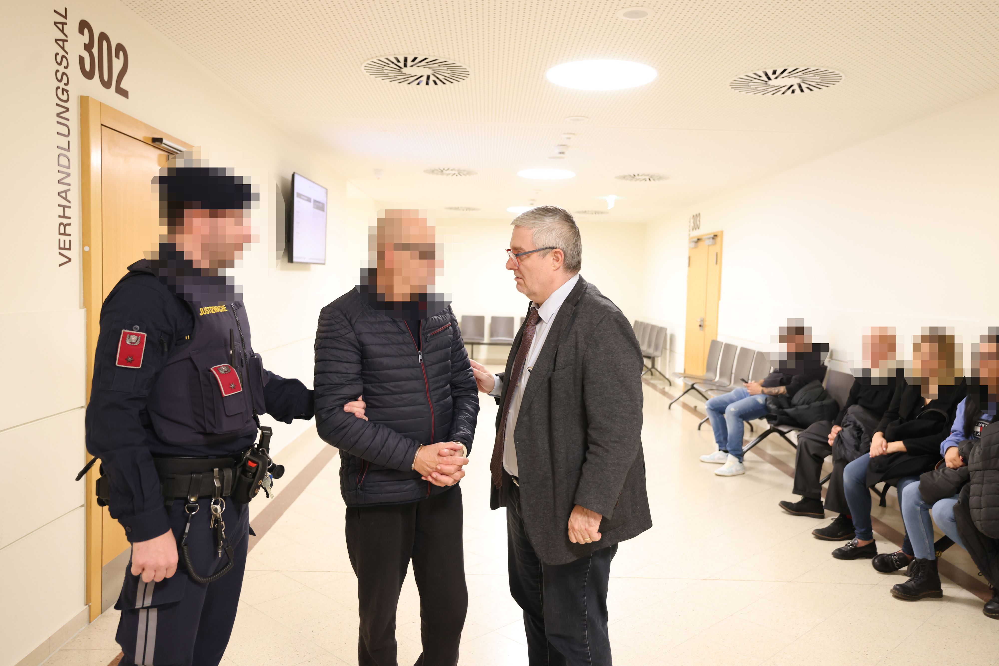 Der Angeklagte mit seinem Stafverteidiger Roland Friis (rechts).