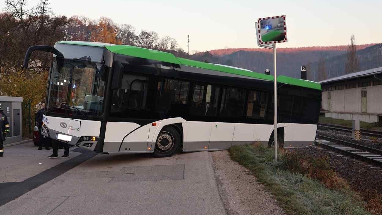 Heute.at - Linienbus steckt bei Bahngleis fest – Strecke gesperrt