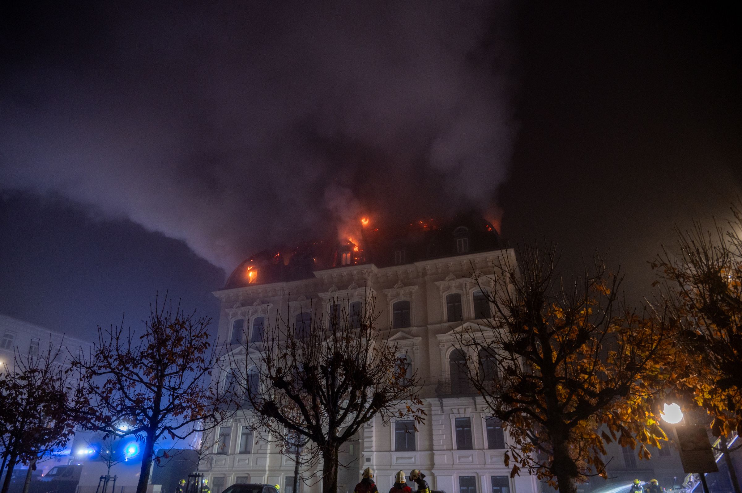 Ein Dachstuhlbrand hat Donnerstagnacht für einen Großeinsatz der Einsatzkräfte an der Gmundner Esplanade gesorgt. 