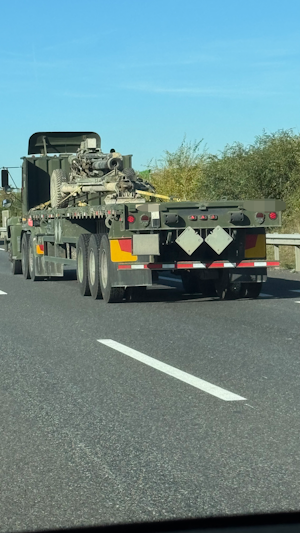 Kanonen-Transport auf der A4: US-Militärkonvoi sorgt bei Wien für Aufsehen. Bundesheer bestätigt Durchreise nach Übung in Nordmazedonien.